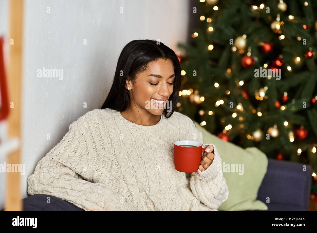 Une femme aime la saison festive de Noël. Banque D'Images