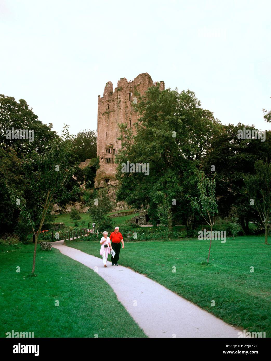 Irlande. Comté de Cork. Château de Blarney. Couple plus âgé marchant dans le parc. Banque D'Images