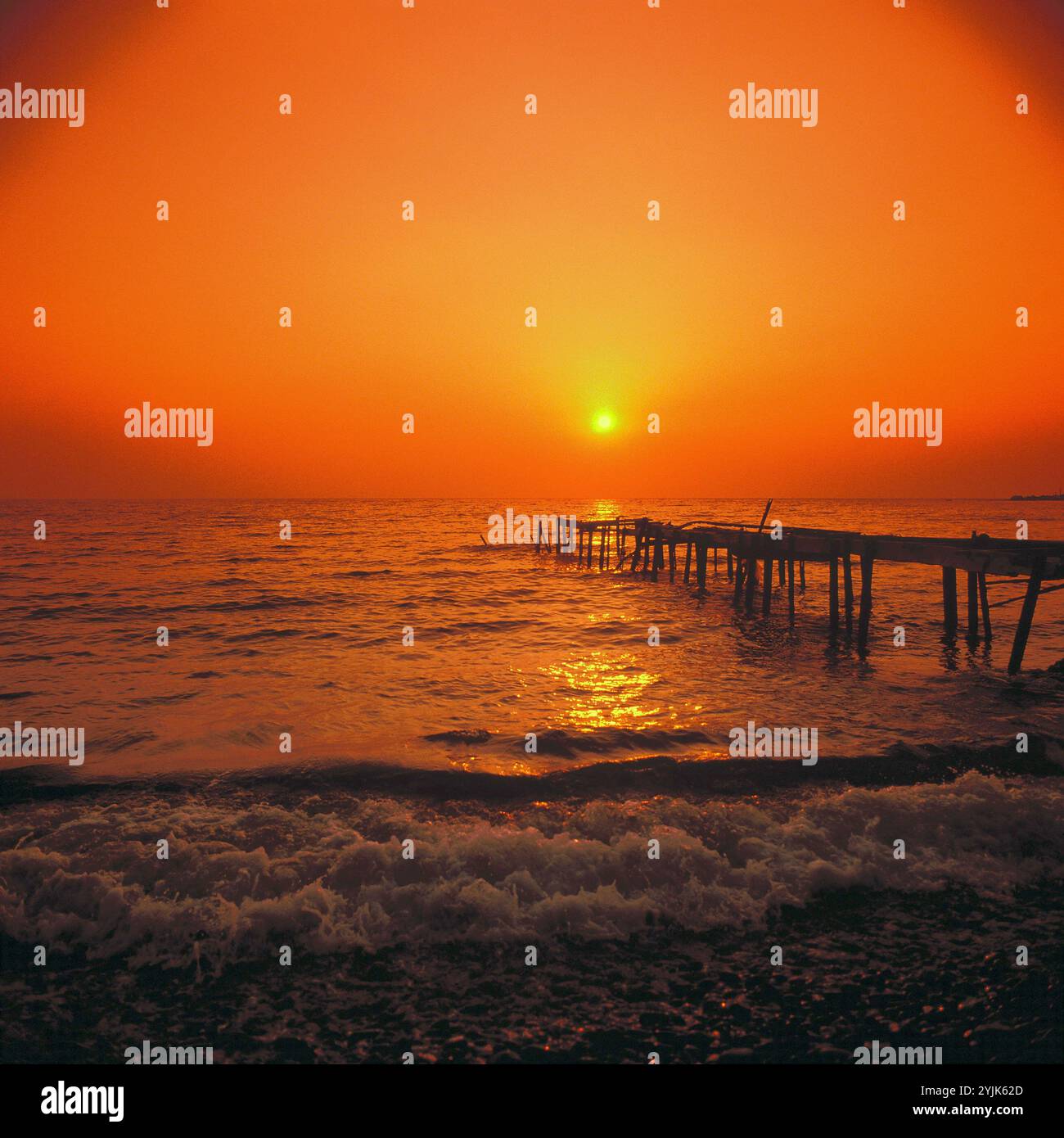 Grèce. Lesbos Island. Jetée en bois délabrée au lever du soleil. Banque D'Images