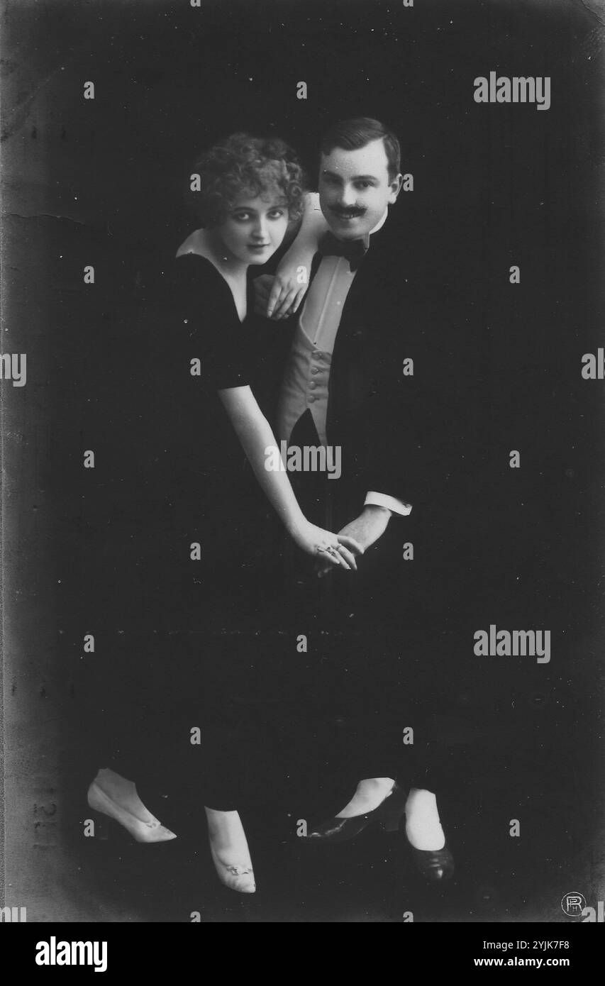 Danseurs de tango - une image vintage d'un homme et d'une femme dansant le tango et faisant face à la caméra. Banque D'Images