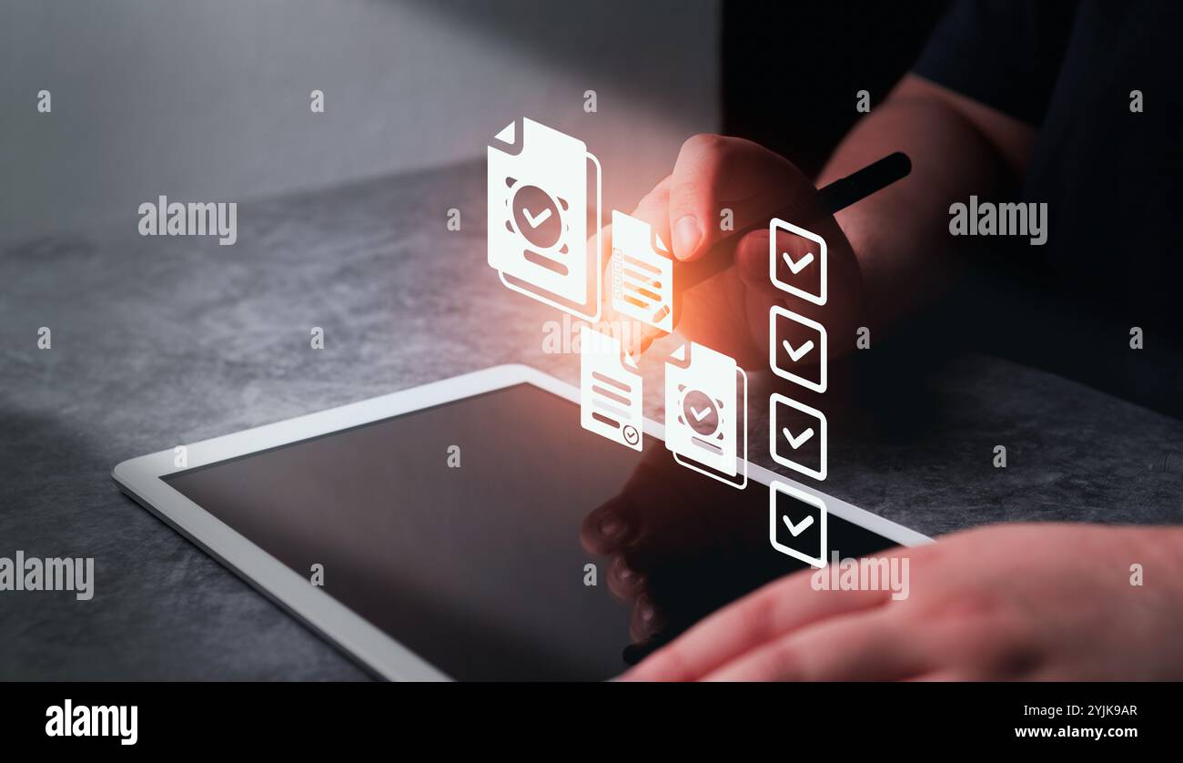 Femme utiliser la tablette numérique en sélectionnant les cases à cocher pour les formulaires d'emploi. Évaluations en ligne. Sélection personnelle et gestion des ressources humaines. Banque D'Images