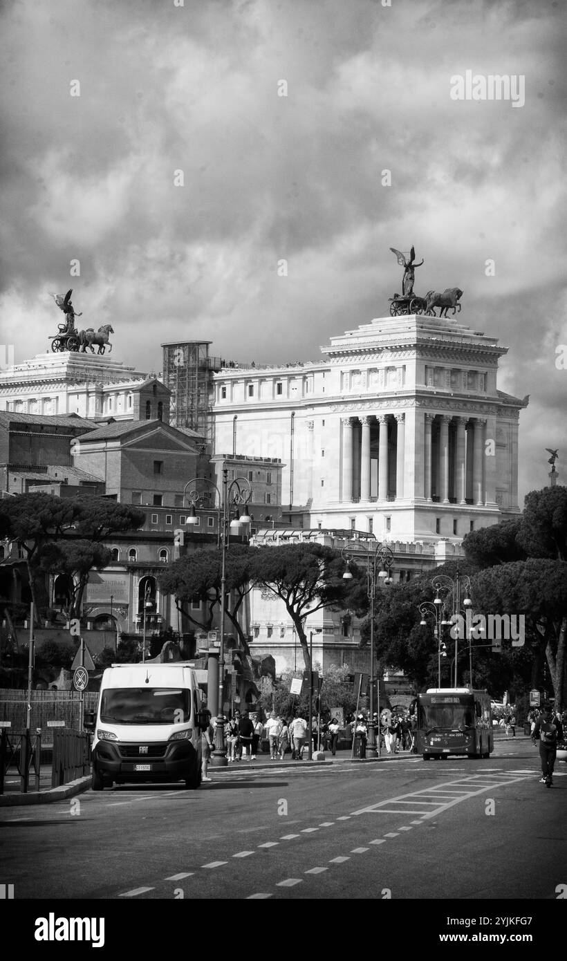 Une photographie de l'Altare della Patria capture sa grande façade en marbre blanc, ses colonnes imposantes et la statue de Victor Emmanuel II, avec l'Itali Banque D'Images