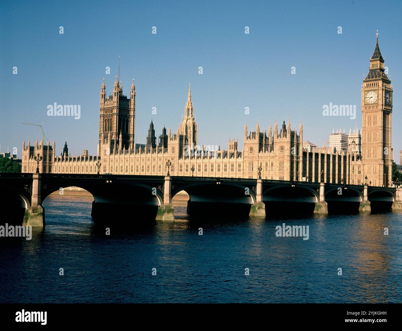Royaume-Uni. Angleterre. Londres. Chambres du Parlement de l'autre côté de la Tamise. Banque D'Images