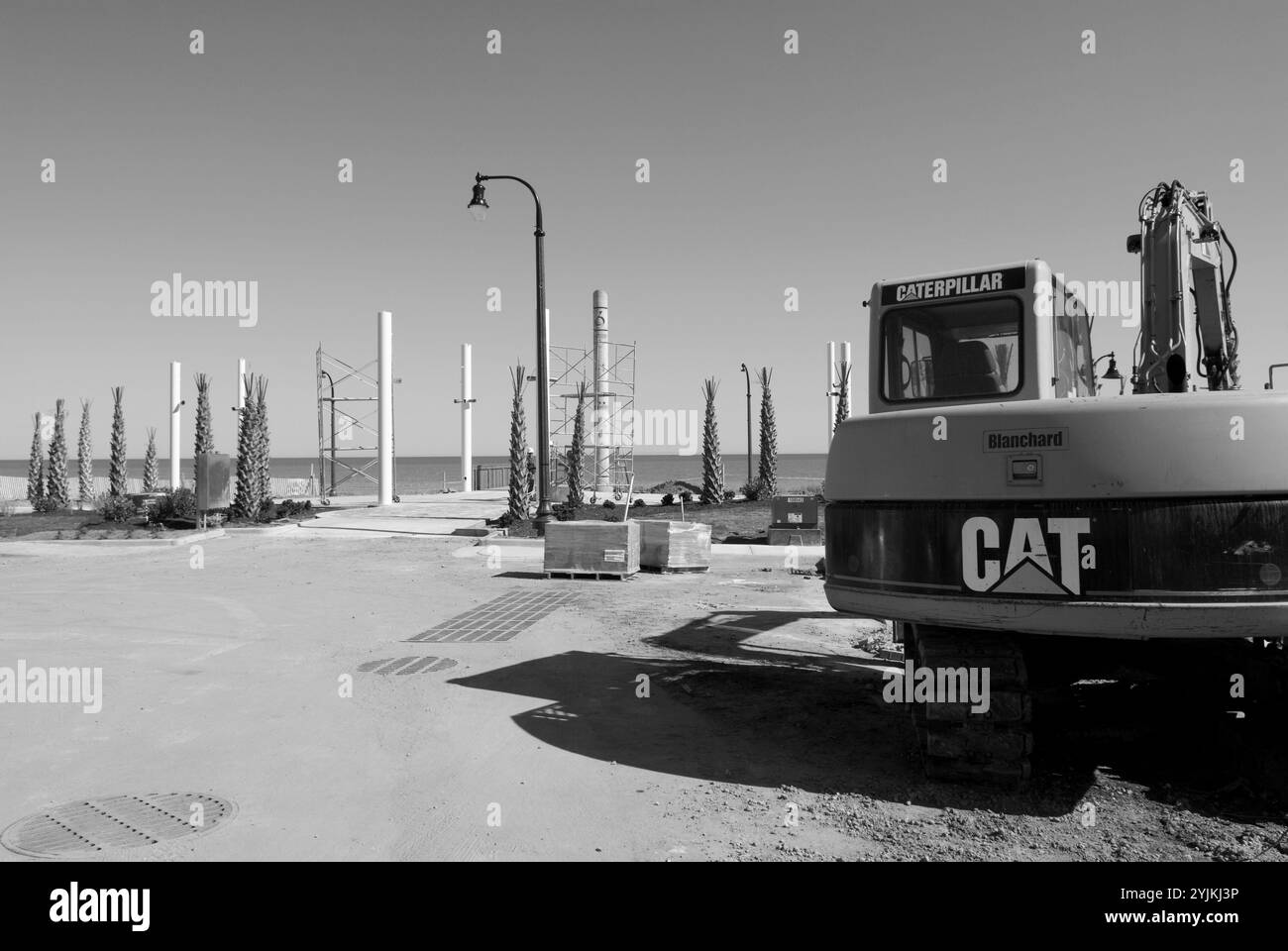 Travaux de construction sur une nouvelle promenade en bois le long du front de mer à Myrtle Beach, Caroline du Sud, États-Unis, sous un ciel ensoleillé, montrant les progrès. Banque D'Images