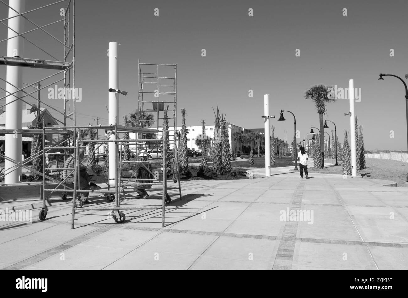 Travaux de construction de la nouvelle promenade en bois à Myrtle Beach, Caroline du Sud, États-Unis, avec outils et matériaux sur place sous un ciel bleu clair. Banque D'Images