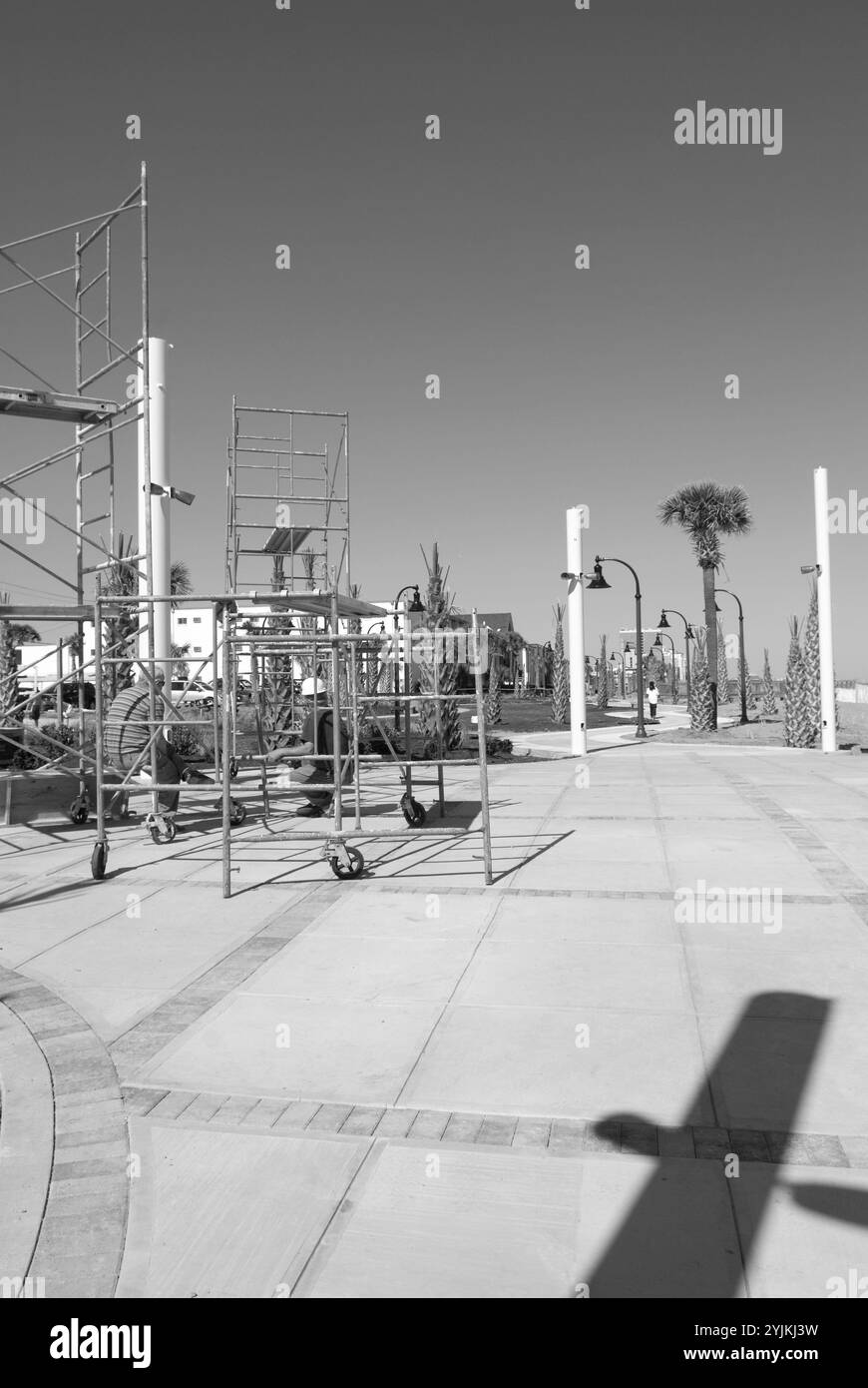 Travaux de construction de la nouvelle promenade en bois à Myrtle Beach, Caroline du Sud, États-Unis, avec outils et matériaux sur place sous un ciel bleu clair. Banque D'Images