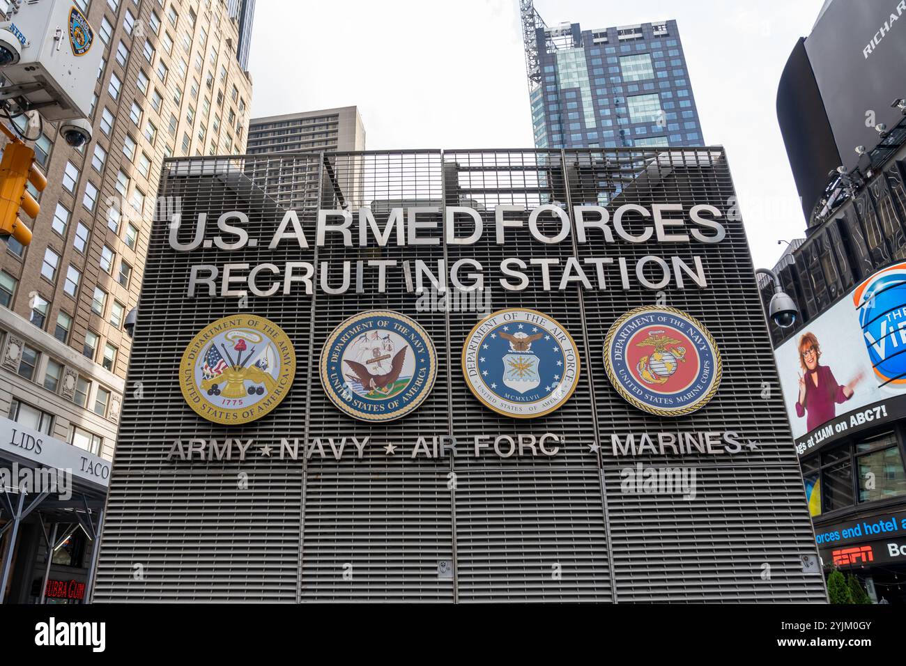 Une signalisation pour le poste de recrutement des forces armées américaines à Times Square à New York. Banque D'Images