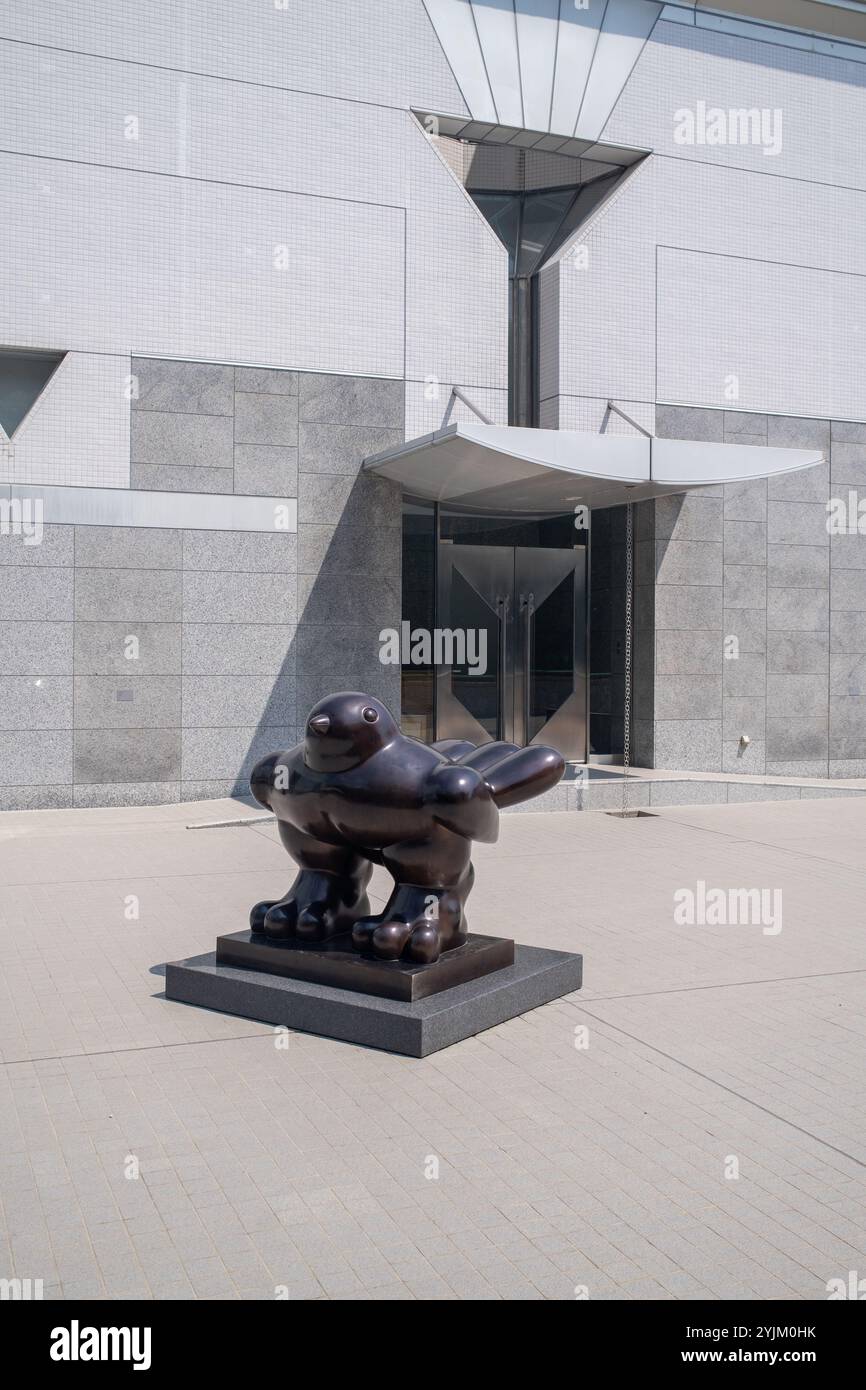 Petit oiseau de Fernando Botero sculpture devant le Musée d'Art contemporain MOCA à Hiroshima Japon Banque D'Images