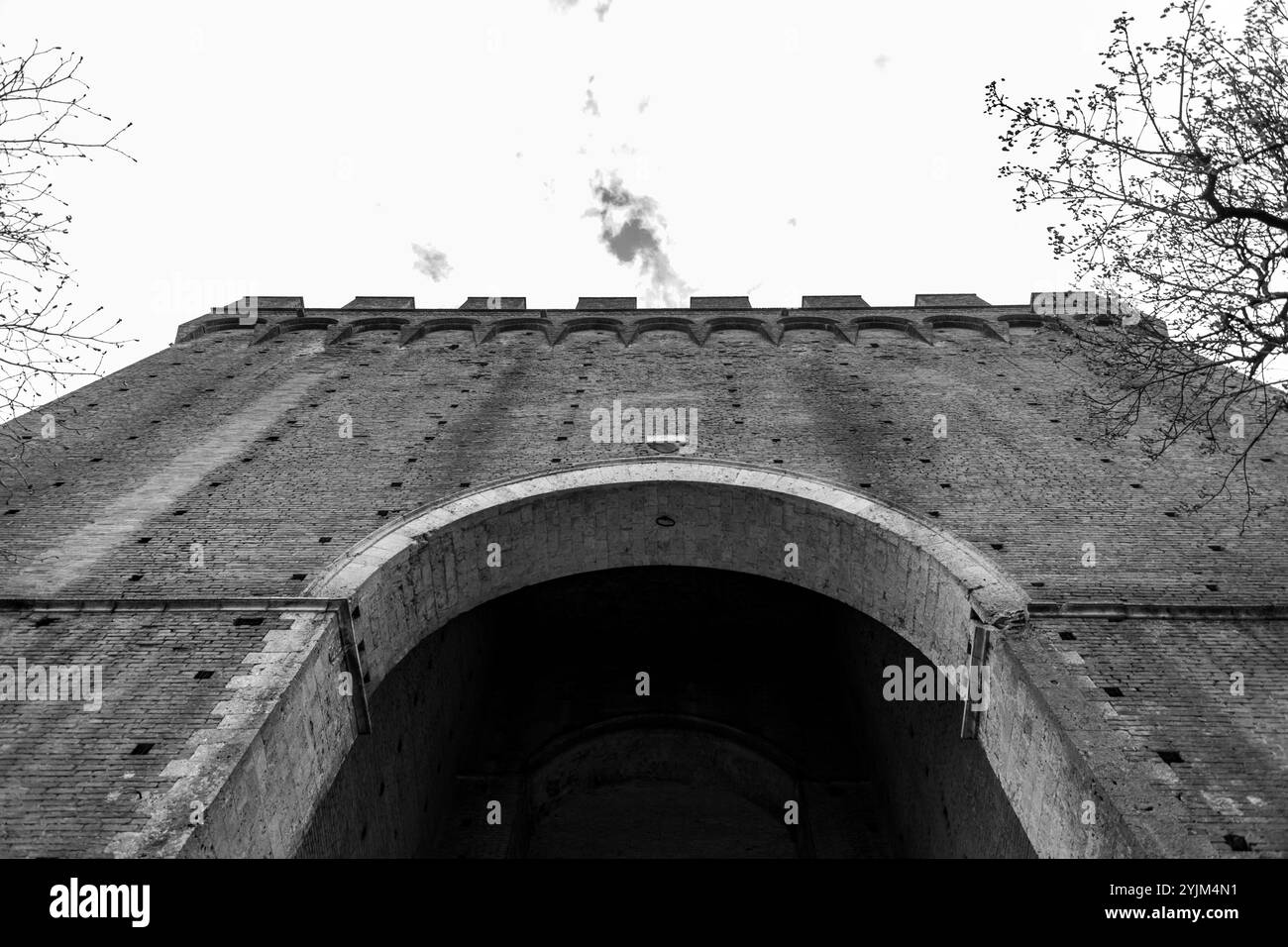 Porta Romana est l'un des portails des remparts médiévaux de Sienne. Il est situé sur la via Cassia à Sienne, en Toscane, en Italie. Banque D'Images