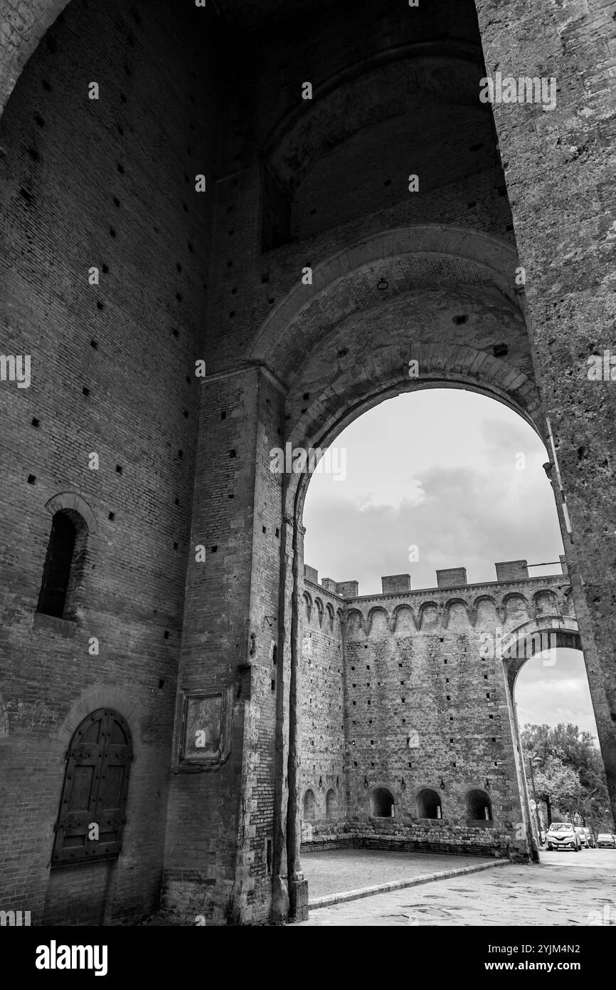 Porta Romana est l'un des portails des remparts médiévaux de Sienne. Il est situé sur la via Cassia à Sienne, en Toscane, en Italie. Banque D'Images