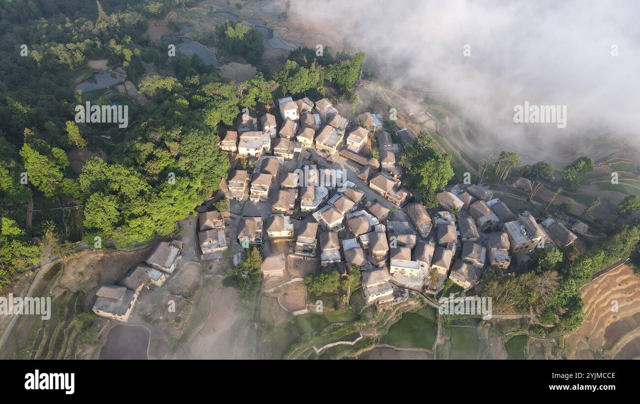 (241115) -- PÉKIN, 15 novembre 2024 (Xinhua) -- une photo de drone aérien prise le 24 avril 2024 montre la vue du village d'Azheke dans le comté de Yuanyang de Honghe Hani et de la préfecture autonome de Yi, dans la province du Yunnan, au sud-ouest de la Chine. Sept villages en Chine ont été récompensés comme meilleurs villages touristiques par l'Organisation mondiale du tourisme des Nations Unies (ONU Tourisme) dans sa sélection 2024, selon le ministère de la culture et du Tourisme. Annoncés lors d’une réunion des Nations Unies sur le tourisme qui s’est tenue à Carthagène, en Colombie, vendredi, heure de Pékin, les sept nouveaux ajouts portent le nombre total de villages chinois reconnus comme les meilleurs Banque D'Images