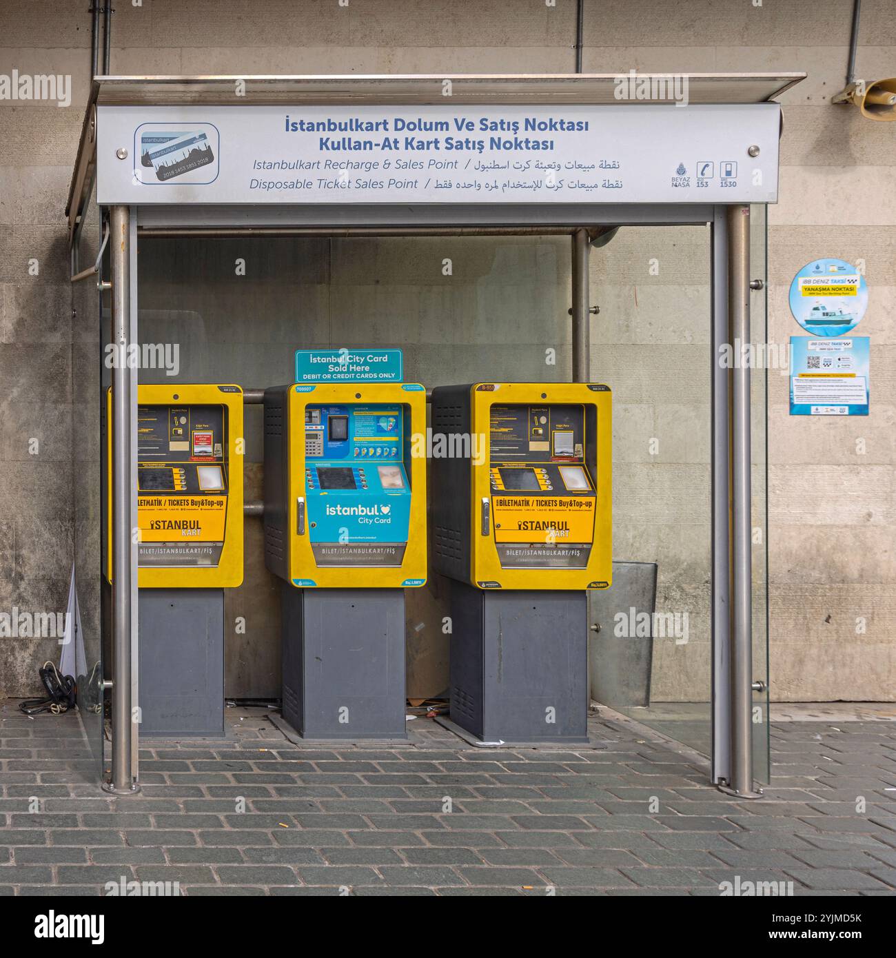 Istanbul, Turquie - 19 octobre 2023 : Istanbul City Card vendue ici billets électroniques automatisés cartes de débit ou de crédit automatiques seulement. Banque D'Images