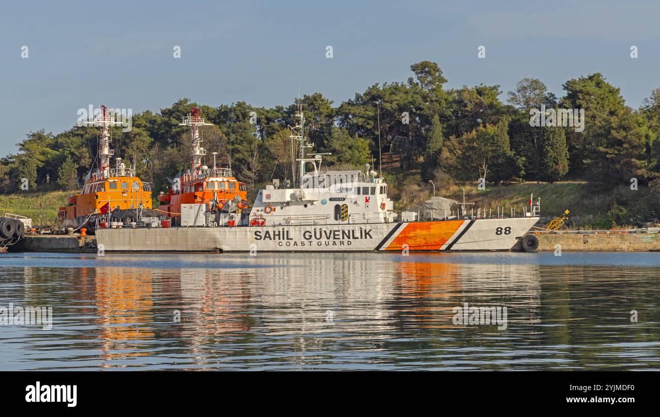 Marmara Ereglisi, Turquie - 21 octobre 2023 : grand navire de la Garde côtière amarré à Marina Port Sea de Marmara jour d'automne ensoleillé. Banque D'Images