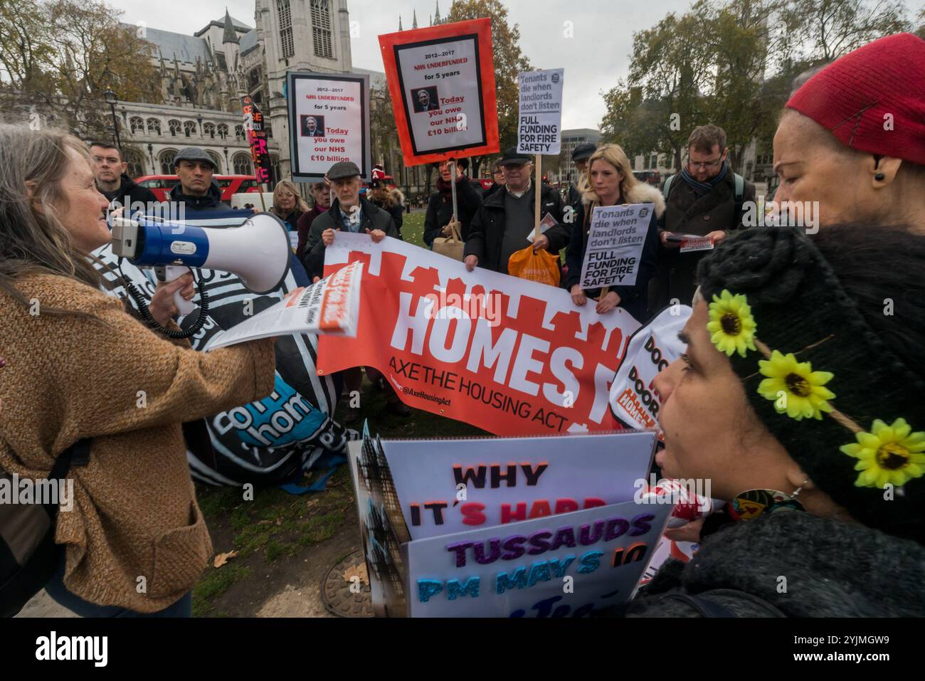 Londres, Royaume-Uni 22 novembre 2017. Eileen Short de Homes for All parle aux activistes du logement qui sont venus sur la place du Parlement le jour du budget pour appeler le gouvernement à s’engager à construire plus de maisons pour le loyer social. Ils disent que seul un programme qui permet aux autorités locales d'emprunter de l'argent et de construire des maisons peut livrer des maisons à un coût que la majorité de la population peut se permettre de vivre et imputer le problème actuel du logement aux promoteurs qui profitent des prix du marché gonflés par les investisseurs étrangers et utilisés pour le blanchiment d'argent. En plus de s'attaquer au bilan du gouvernement en matière de logement, ils ont également blâmé le Banque D'Images