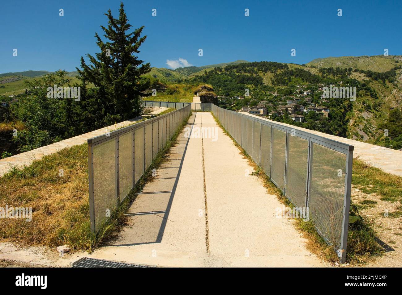 Le château historique de Gjirokaster en Albanie, site du patrimoine mondial de l'UNESCO. Promenade à la citadelle médiévale C12e ou à la tour de la forteresse de C19e partie ottomane Banque D'Images