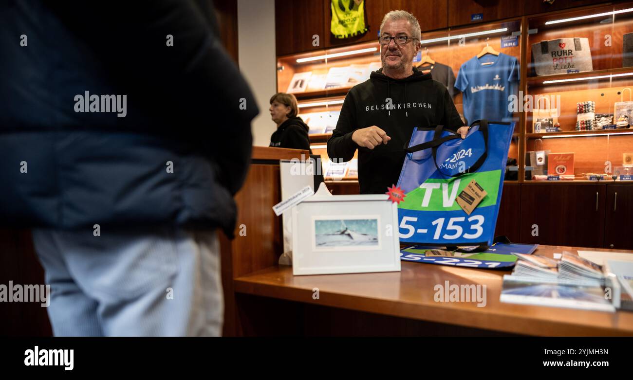 Gelsenkirchen, Allemagne. 15 novembre 2024. Employé Horst Berthold vend les produits. Les produits fabriqués à partir de bannières, de bavoirs et de drapeaux du Championnat d'Europe sont maintenant vendus quatre mois après le Championnat d'Europe de football. Le projet est présenté par la ville et les partenaires de coopération. Les profits iront à une bonne cause. Crédit : Fabian Strauch/dpa/Alamy Live News Banque D'Images