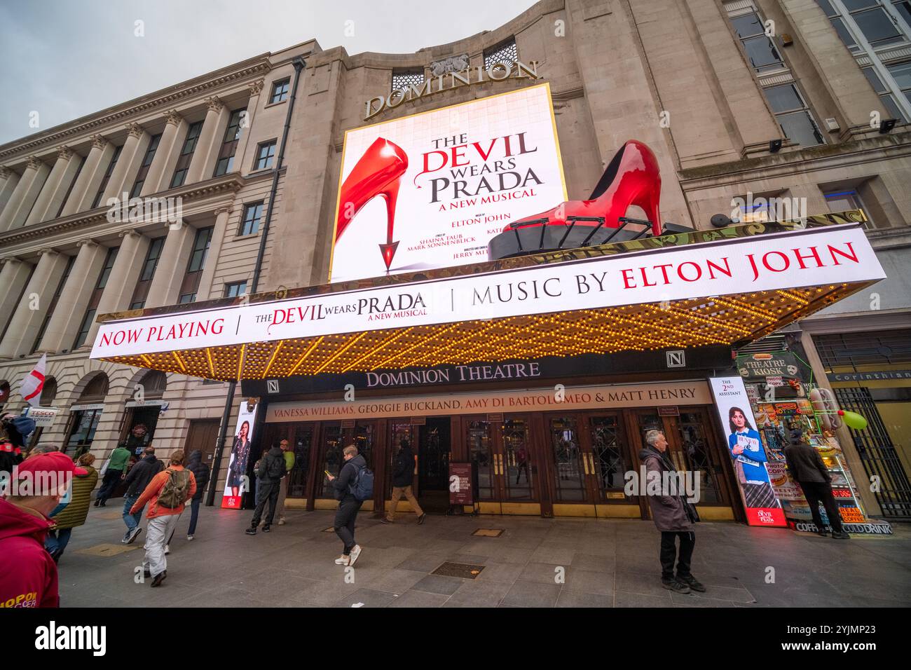 LONDRES - 14 NOVEMBRE 2024 : The Devil porte la comédie musicale Prada au Dominion Theatre sur Tottenham court Road - West End Banque D'Images