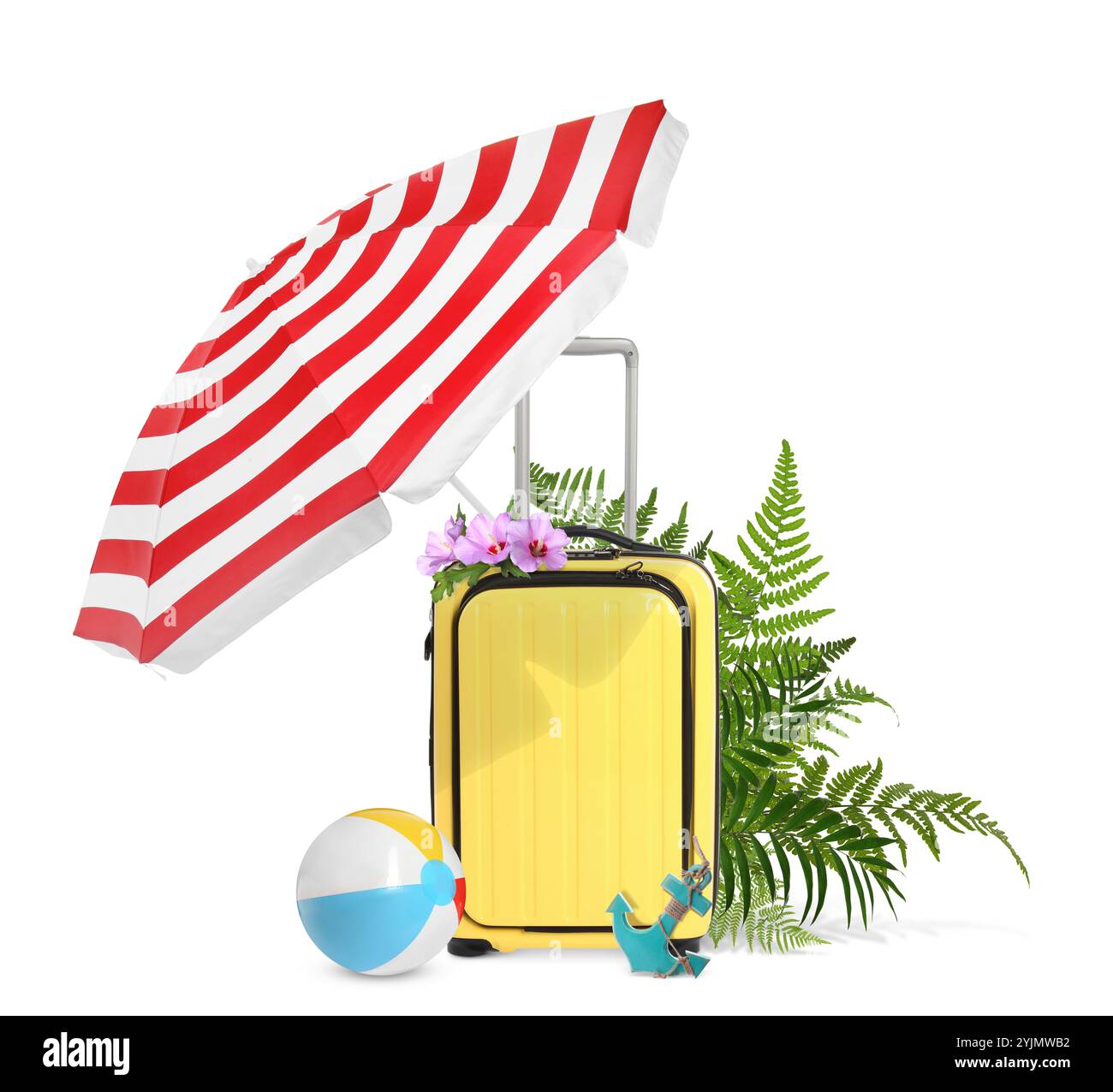 Valise de voyage jaune, parasol et balle de plage, ancre de jouet, feuilles tropicales et fleurs sur fond blanc Banque D'Images