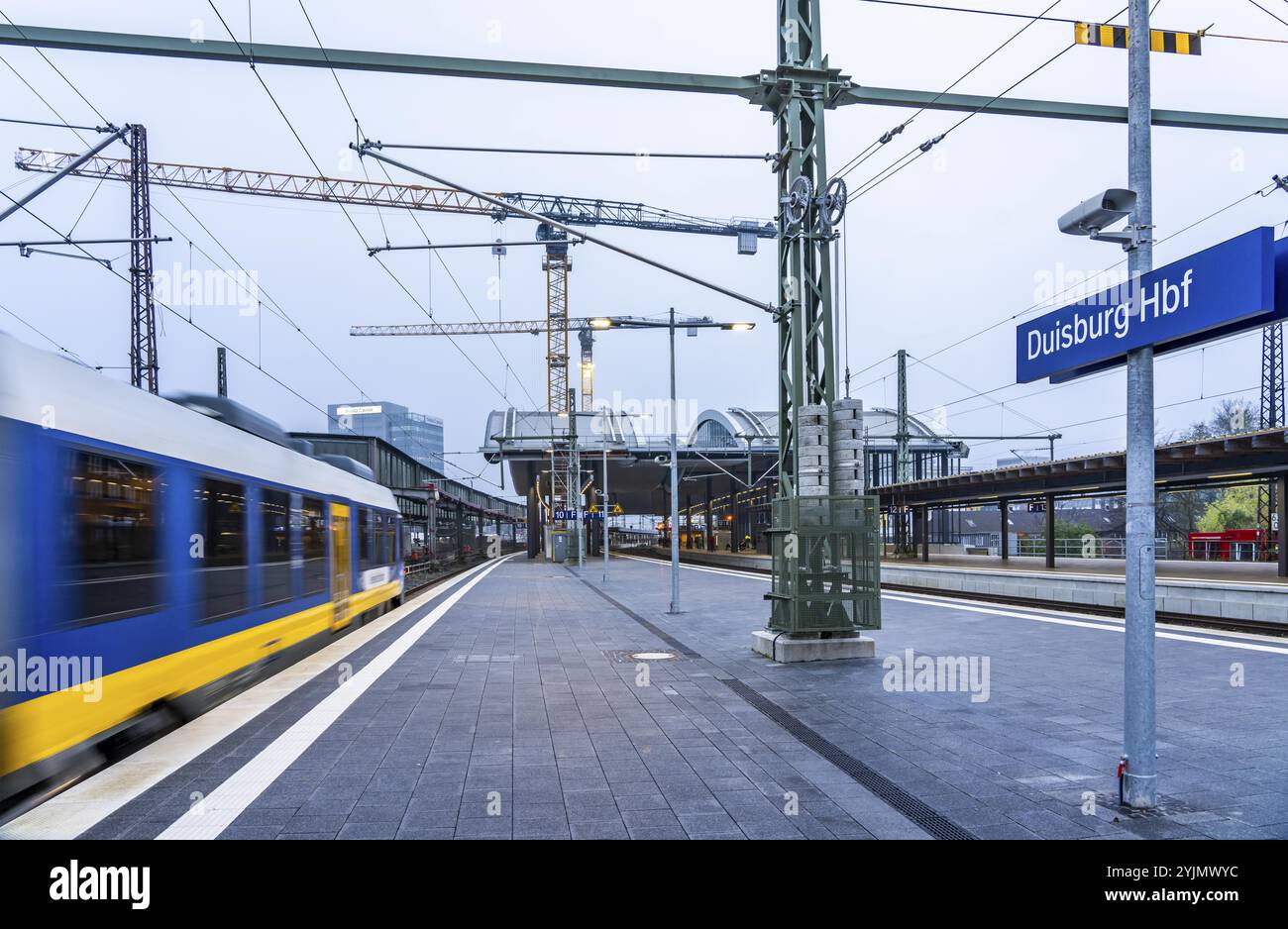 Modernisation de la gare centrale de Duisburg, les quais des 13 voies sont en cours de rénovation, 2 quais sont déjà terminés, les vieux toits plats le sont Banque D'Images