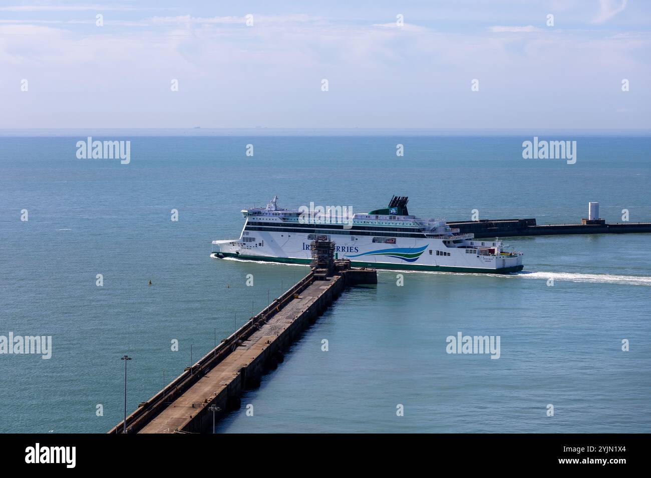 Irish Cross Channel Ferry quittant le port de Douvres dans le Kent Banque D'Images