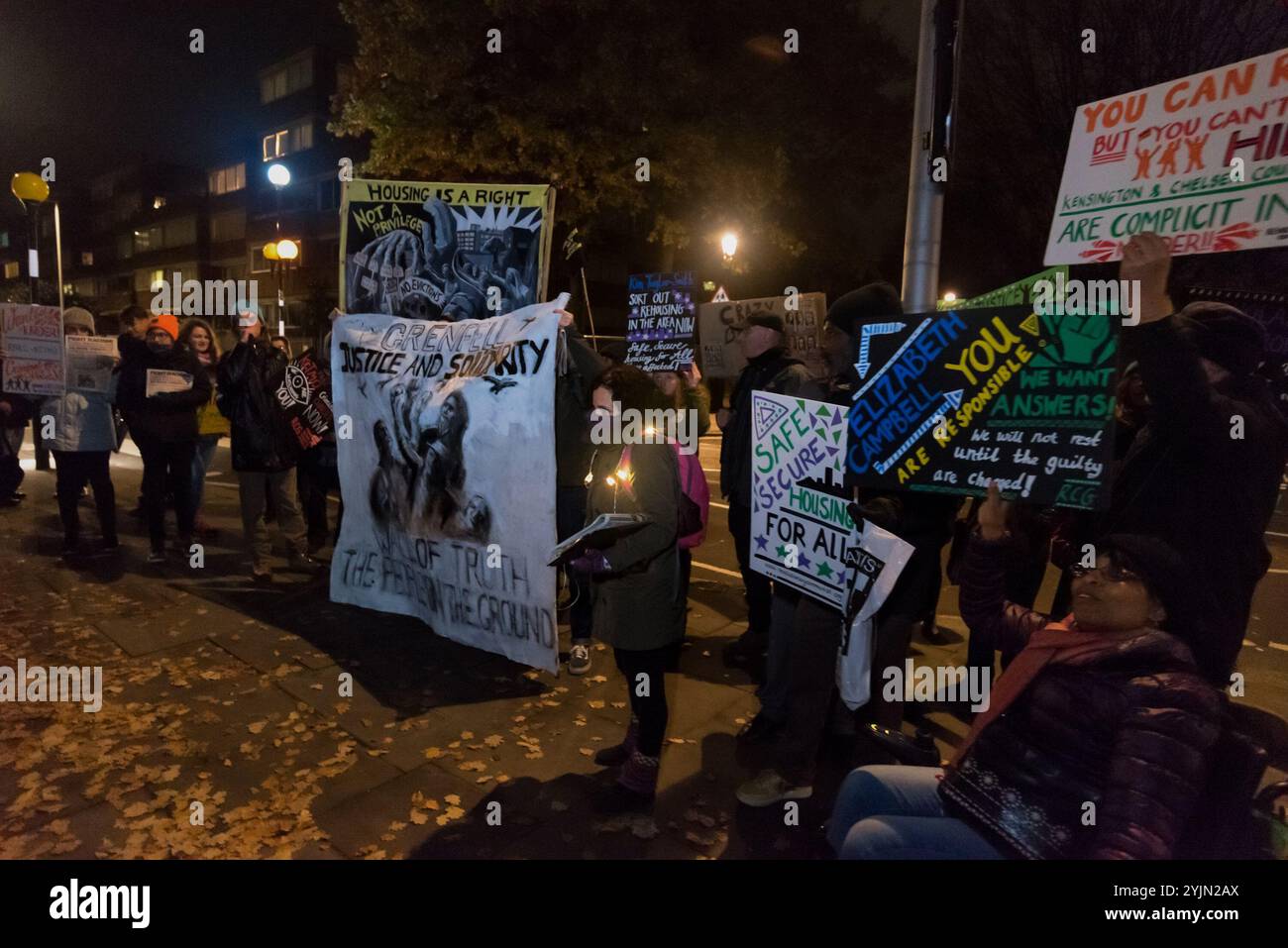 Londres, Royaume-Uni. 27 novembre 2017. Un conseiller parle aux militants et aux partisans du Groupe communiste révolutionnaire qui manifestent dans les rues de North Kensington. Ils se sont rendus aux adresses de plusieurs conseillers locaux pour demander pourquoi les résidents de Grenfell n'ont pas été relogés plus de cinq mois et demi après l'incendie, pourquoi aucune accusation criminelle n'a été portée contre les conseillers responsables de la sécurité incendie inadéquate et des matériaux dangereux et des modifications qui ont fait de Grenfell une catastrophe qui attendait de se produire, et quels sont les plans du conseil pour l'aménagement résidentiel. Le Banque D'Images