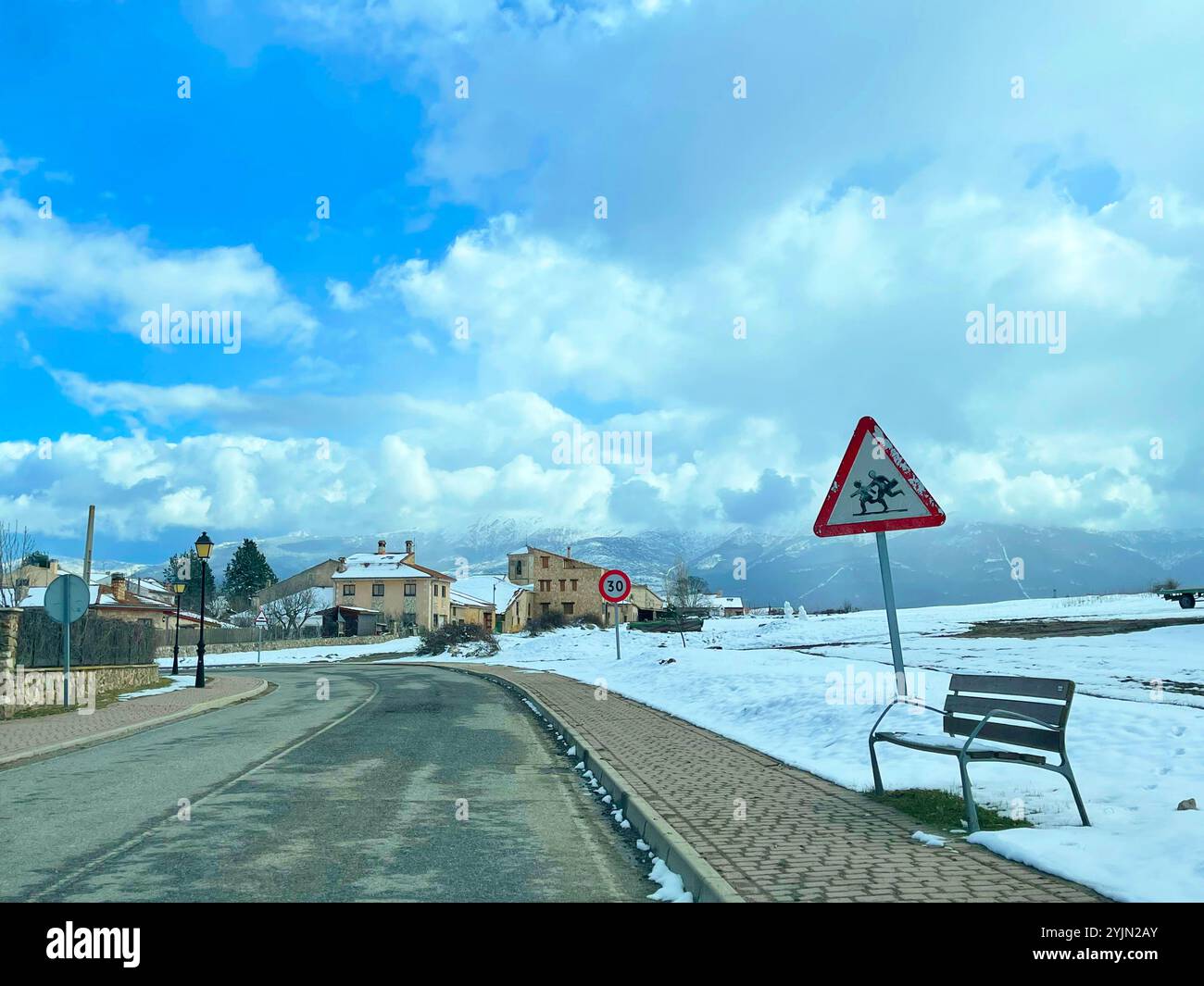 Route et vue d'ensemble en hiver. Cerezo de Arriba, province de Ségovie, Castilla Leon, Espagne. - Image de stock capturée avec un smartphone