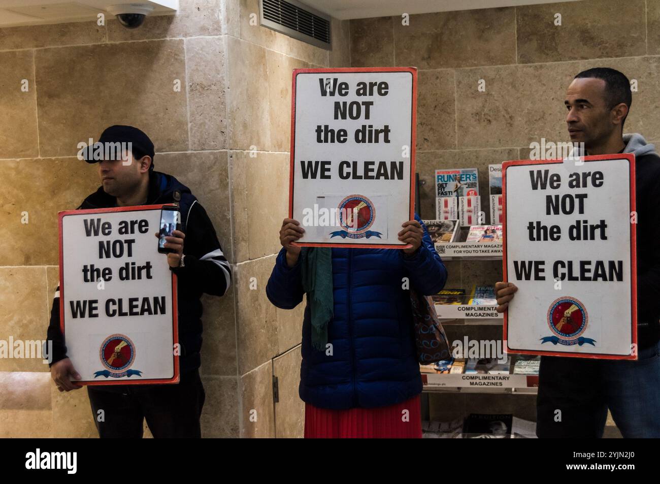 Londres, Royaume-Uni. 24 novembre 2017. Beatriz Acuna, femme de ménage victime, tient une bannière « Justice for the Cleaners » devant le 138 Fetter Lane, l'un des bureaux où elle travaillait pour Regular Cleaning Limited, une entreprise familiale basée à Lewisham. Le syndicat des travailleurs indépendants des nettoyeurs et alliés (CAIWU) protestait en son nom car elle avait été licenciée par Regular sans motif en raison de ses activités syndicales en tant que représentante à One Finsbury Circus où elle travaillait depuis trois ans. Les manifestants de Fetter Lane ont appris qu'il n'y avait personne sur place, ni de la société de gestion. CLS Holdings a FTSE Banque D'Images