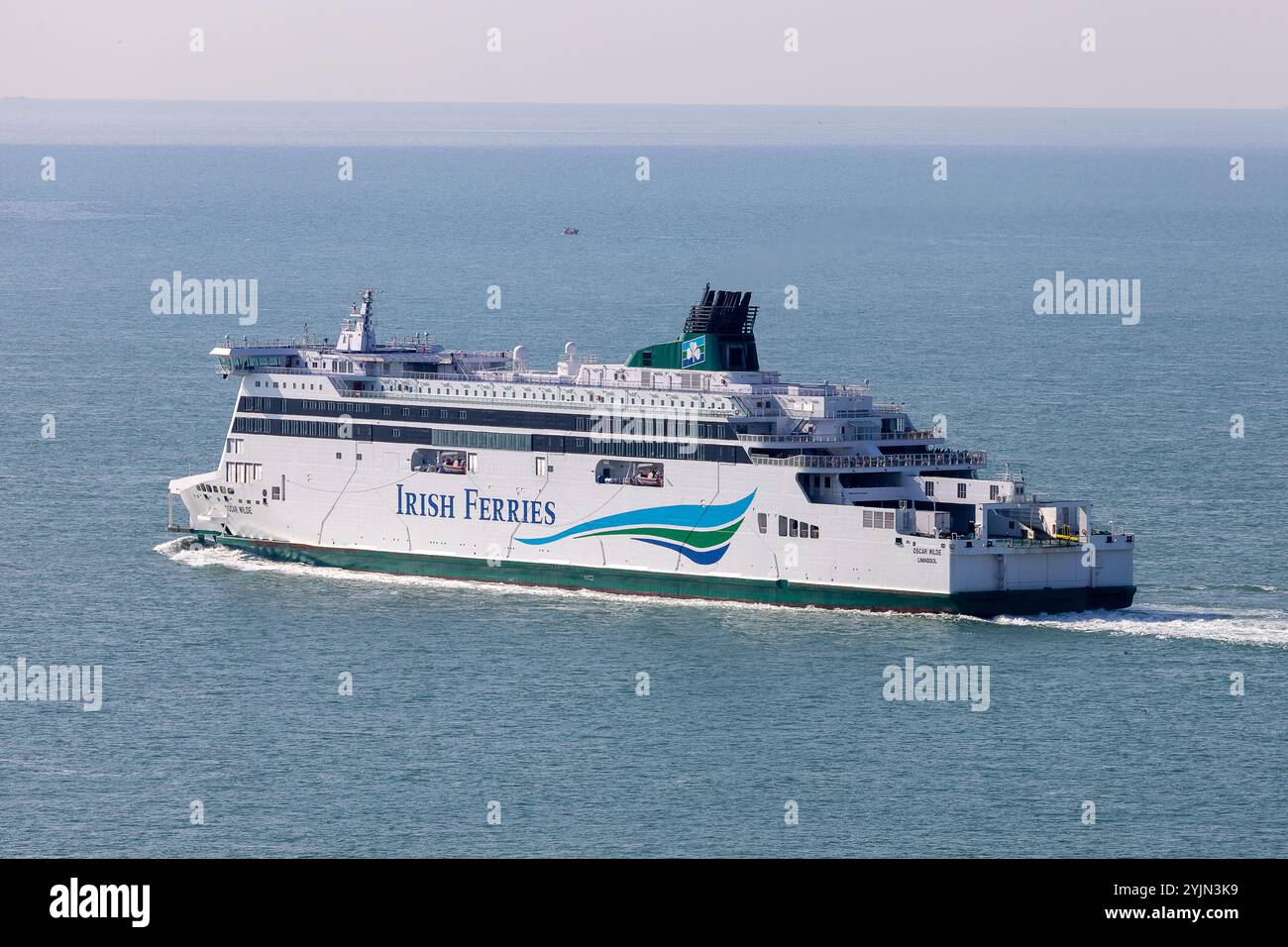 Irish Cross Channel Ferry quittant le port de Douvres dans le Kent Banque D'Images