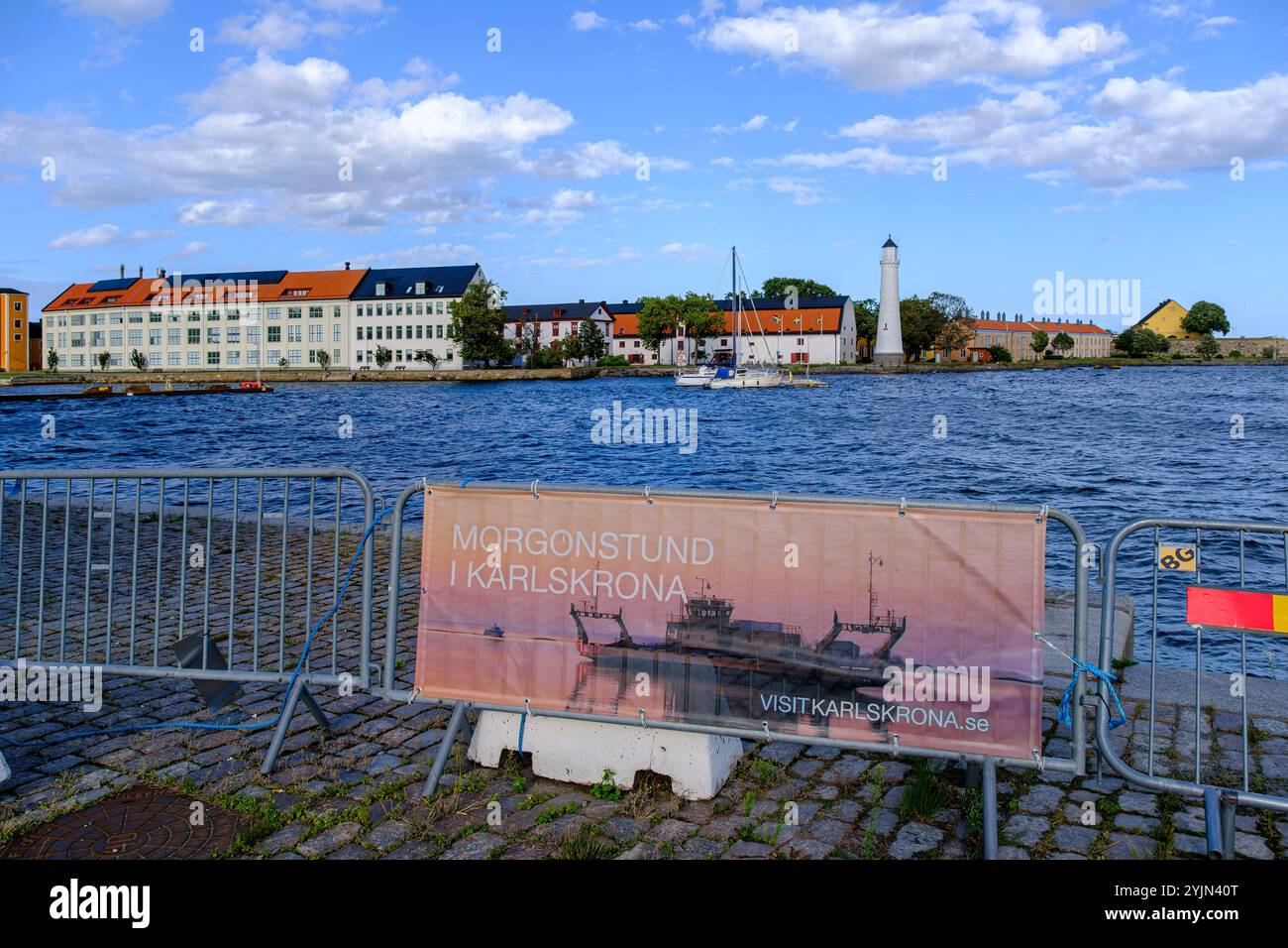 L'oiseau tôt attrape le ver à Karlskrona, affiche publicitaire pour le tourisme dans la zone portuaire de Karlskrona, Blekinge län, Suède. Banque D'Images