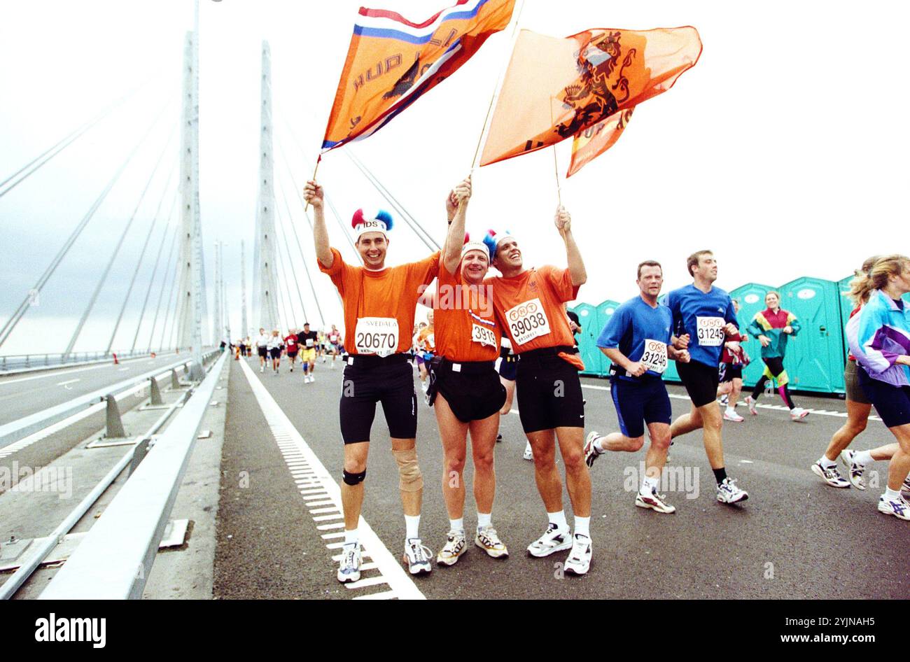 Broloppet (Danois : Broløbet; The Bridge Run) était un événement en cours d'exécution qui a eu lieu sur le pont Øresund entre 2000 et 2006. Sur la photo: Dutchman avec des drapeaux hollandais sur le pont pendant la course du pont. Banque D'Images