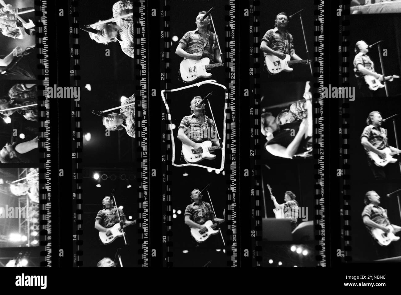 Fuji Fujicolor presse 800 (film photographique) sur une table lumineuse, à propos de photos de dossier d'un concert avec Ulf Lundell au château de Vadstena, Vadstena, Suède, le 1er juillet 2001. Photo Jeppe Gustafsson Banque D'Images