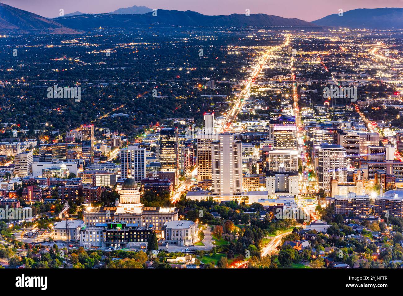 Vue aérienne du Capitole de l'État de l'Utah et des gratte-ciel de Salt Lake City au crépuscule. Salt Lake City, est la capitale et la ville la plus peuplée de l'État américain de l'Utah Banque D'Images
