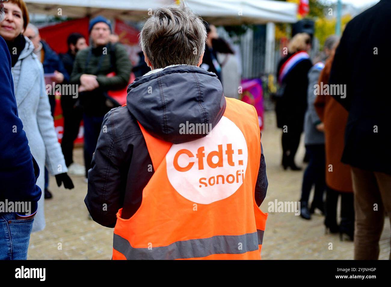 Gentilly, France. 15 octobre 2024. Rassemblement et point de presse contre la fermeture du site Sanofi à Gentilly. Le maire Fatah Aggoune avait appelé tous les élus à soutenir la mobilisation, ainsi que le syndicat de la CGT. Gentilly, Val-de-Marne, France, 15 novembre 2024. Photo de Karim ait Adjedjou/ABACAPRESS. COM Credit : Abaca Press/Alamy Live News Banque D'Images