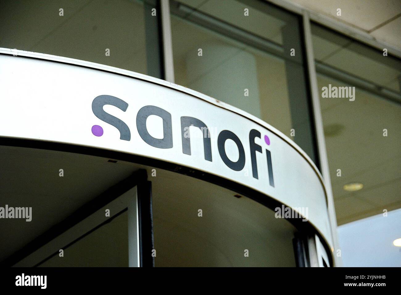 Gentilly, France. 15 octobre 2024. Illustration logo Sanofi. Rassemblement et point de presse contre la fermeture du site Sanofi à Gentilly. Le maire Fatah Aggoune avait appelé tous les élus à soutenir la mobilisation, ainsi que le syndicat de la CGT. Gentilly, Val-de-Marne, France, 15 novembre 2024. Photo de Karim ait Adjedjou/ABACAPRESS. COM Credit : Abaca Press/Alamy Live News Banque D'Images