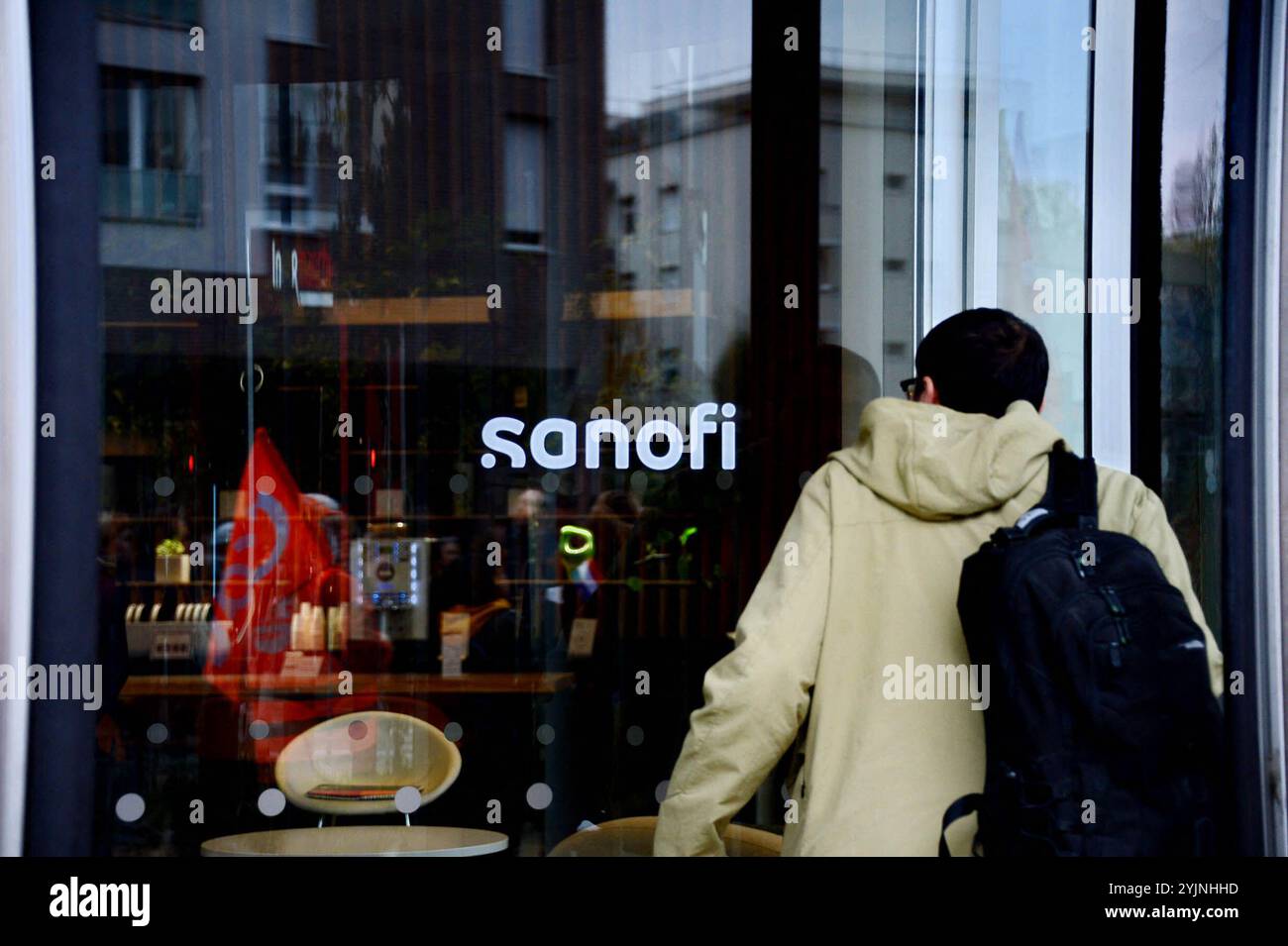 Gentilly, France. 15 octobre 2024. Illustration logo Sanofi. Rassemblement et point de presse contre la fermeture du site Sanofi à Gentilly. Le maire Fatah Aggoune avait appelé tous les élus à soutenir la mobilisation, ainsi que le syndicat de la CGT. Gentilly, Val-de-Marne, France, 15 novembre 2024. Photo de Karim ait Adjedjou/ABACAPRESS. COM Credit : Abaca Press/Alamy Live News Banque D'Images