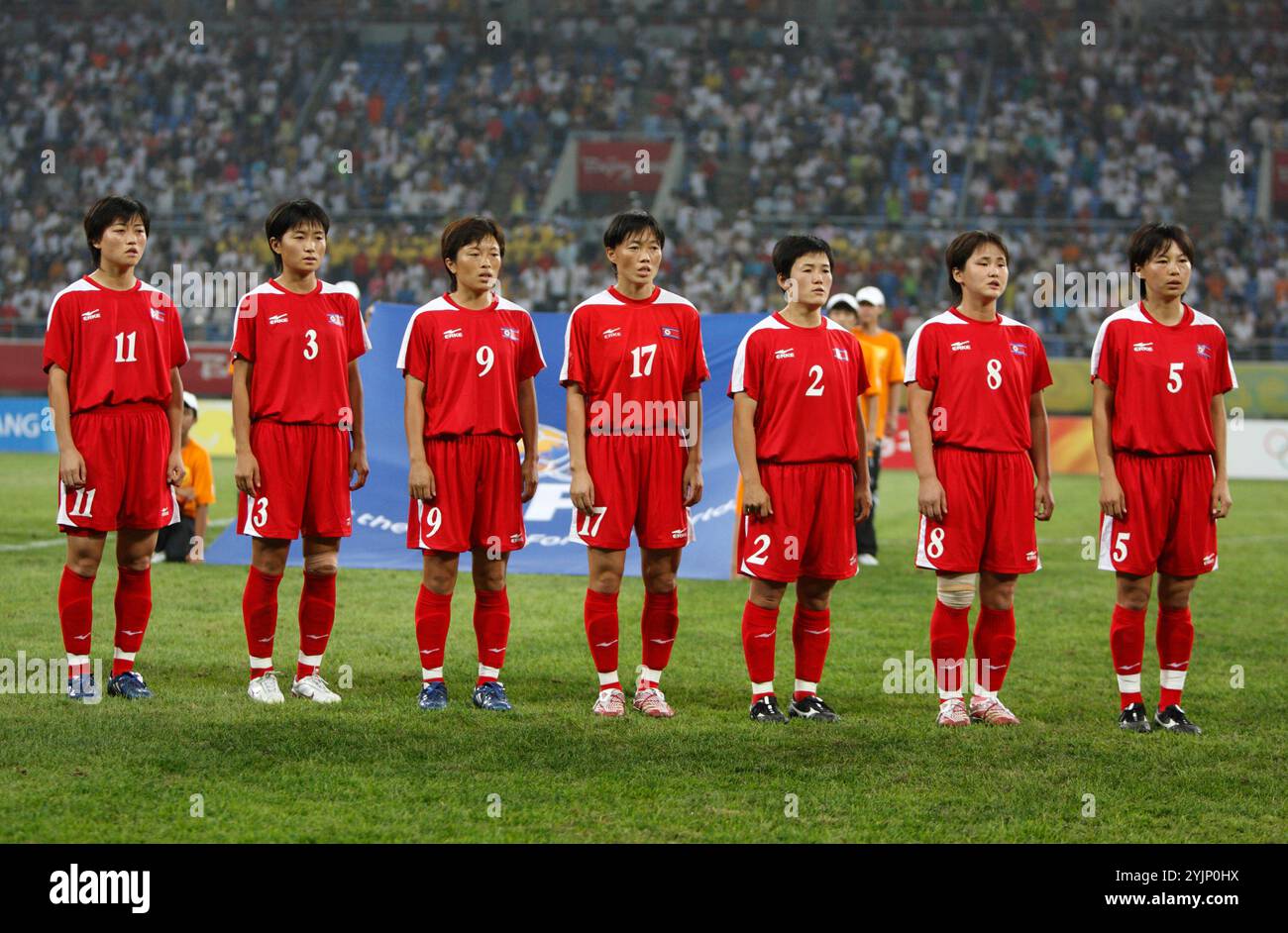 SHENYANG, CHINE - 10 AOÛT : L'équipe nord-coréenne se tient debout pendant l'hymne national avant un match contre le Brésil lors du tournoi de football féminin des Jeux Olympiques de Beijing 10 août 2008 au stade du Centre sportif olympique de Shenyang à Shenyang, en Chine. De gauche à droite : Ri un Gyong, Om Jong Ran, Ri un Suk, Kim Yong Ae, Kim Kyong Hwa, Kil son hui, Song Jong Sun. Usage éditorial exclusif. (Photographie de Jonathan P. Larsen / Diadem images) Banque D'Images