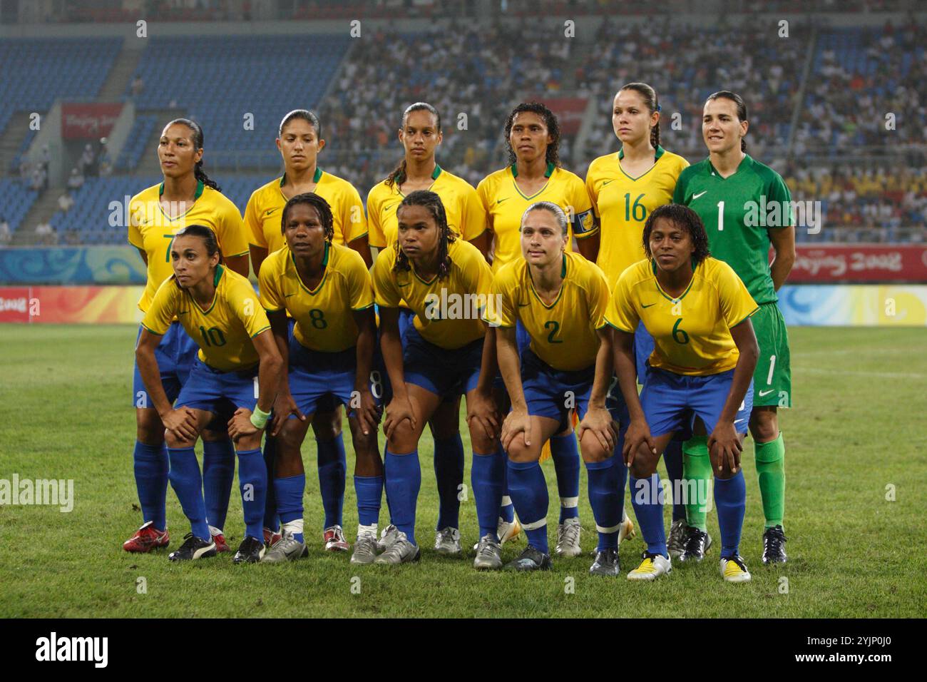 SHENYANG, CHINE - 9 AOÛT : le onze de départ pour le Brésil s'alignera avant un match contre la Corée du Nord lors du tournoi de football féminin des Jeux Olympiques de Beijing 9 août 2008 au stade du Centre sportif olympique de Shenyang à Shenyang, en Chine. Retour, de gauche à droite : Daniela, Christiane, Rosana, Tania, Erika, Andreia. Avant, de gauche à droite : Marta, Formiga, Renata Costa, Simone, Maycon. Usage éditorial exclusif. (Photographie de Jonathan P. Larsen / Diadem images) Banque D'Images