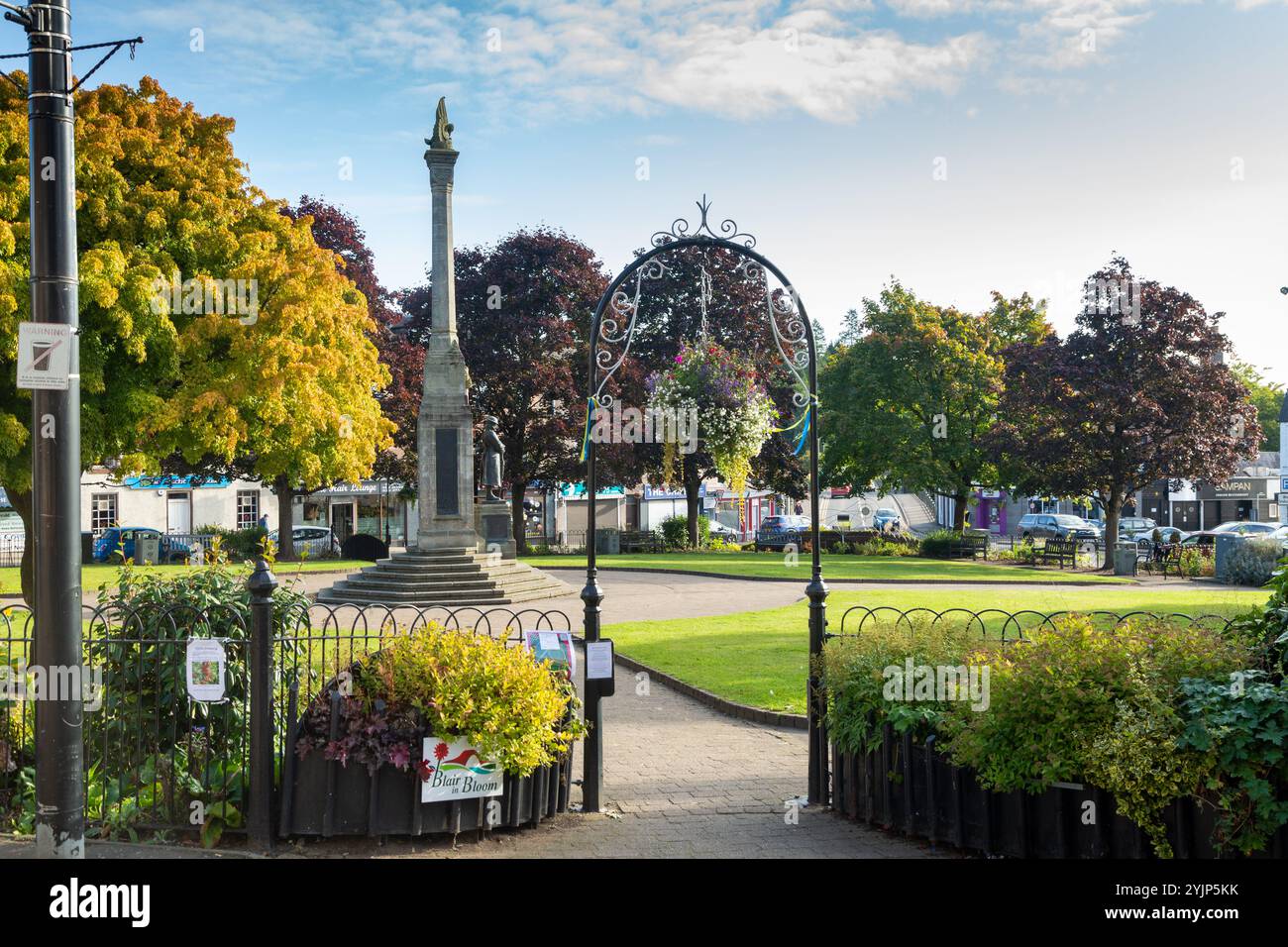 Wellmeadow Gardens à Blairgowrie avec le Blairgowrie & Rattray War Memorial en son centre. Banque D'Images