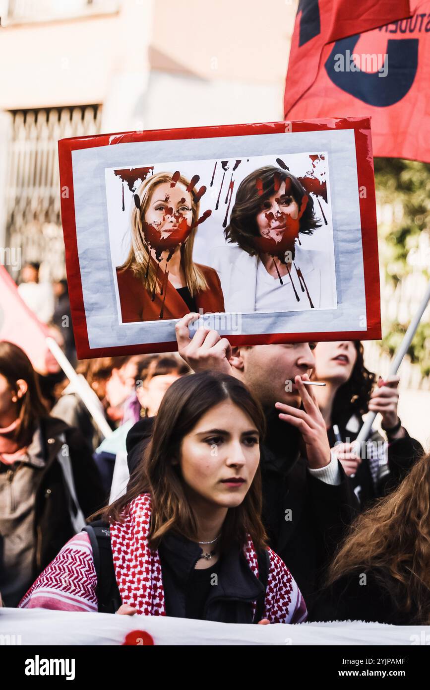 Milan, la manifestation No Meloni Day des étudiants contre l'école et le gouvernement dans les rues du centre. Sur la photo : un moment de la procession Banque D'Images