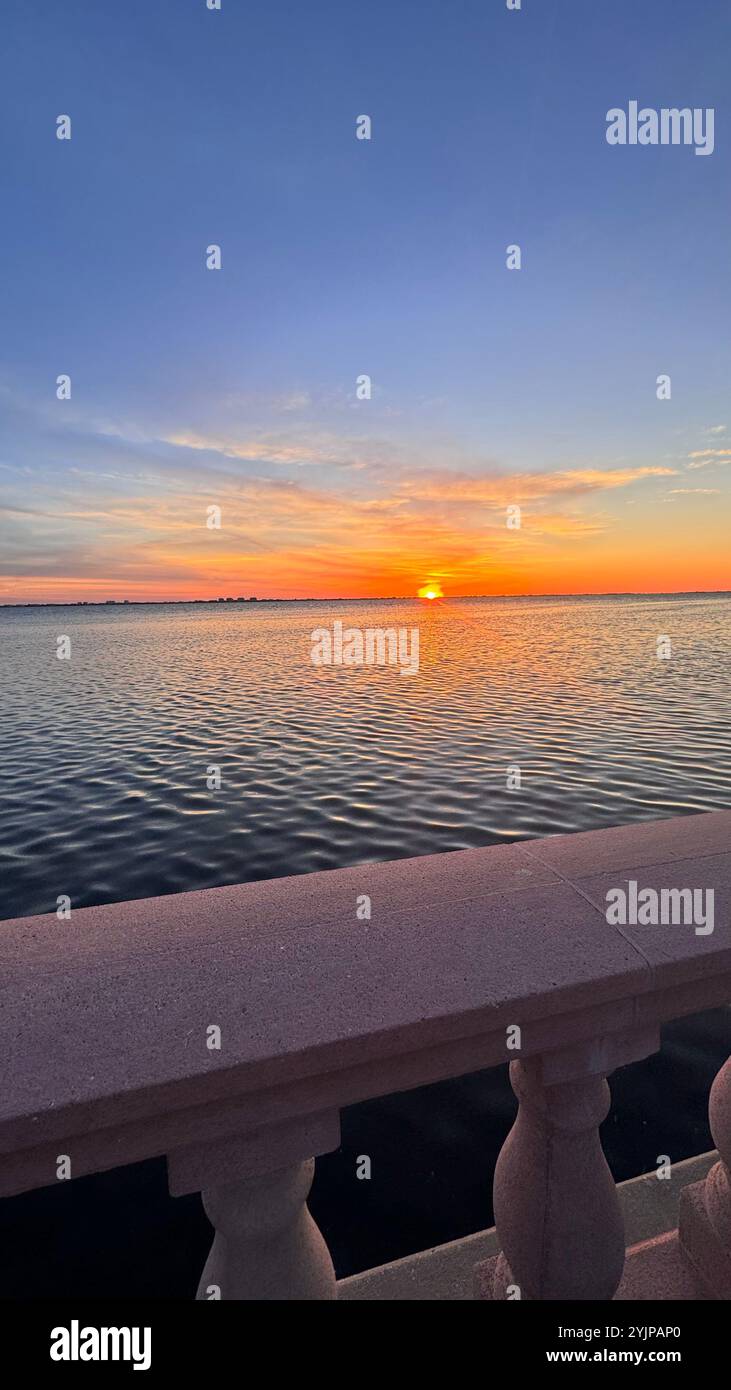 Coucher de soleil à Sarasota au New College Hall - Image de stock capturée avec un smartphone