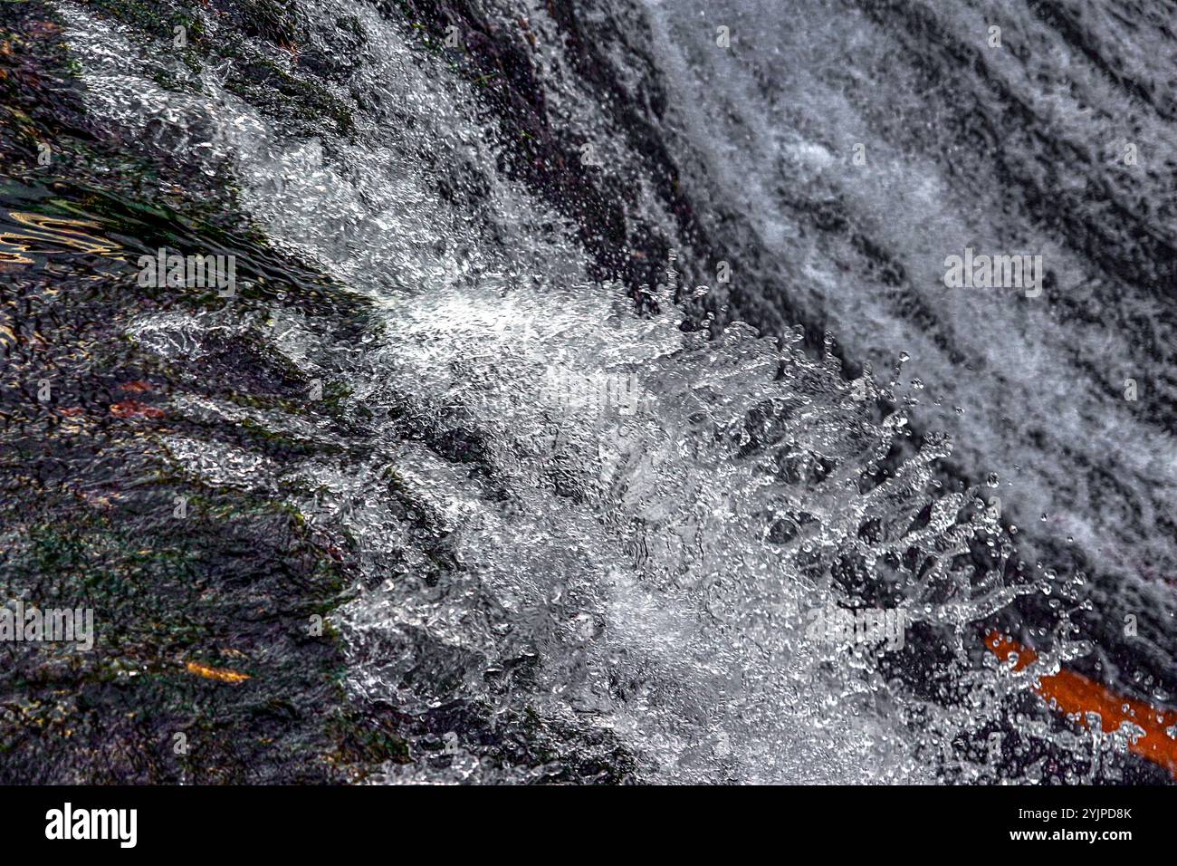 Niveau d'eau élevé sur la rivière Vistule, eau tombant de la cascade Banque D'Images