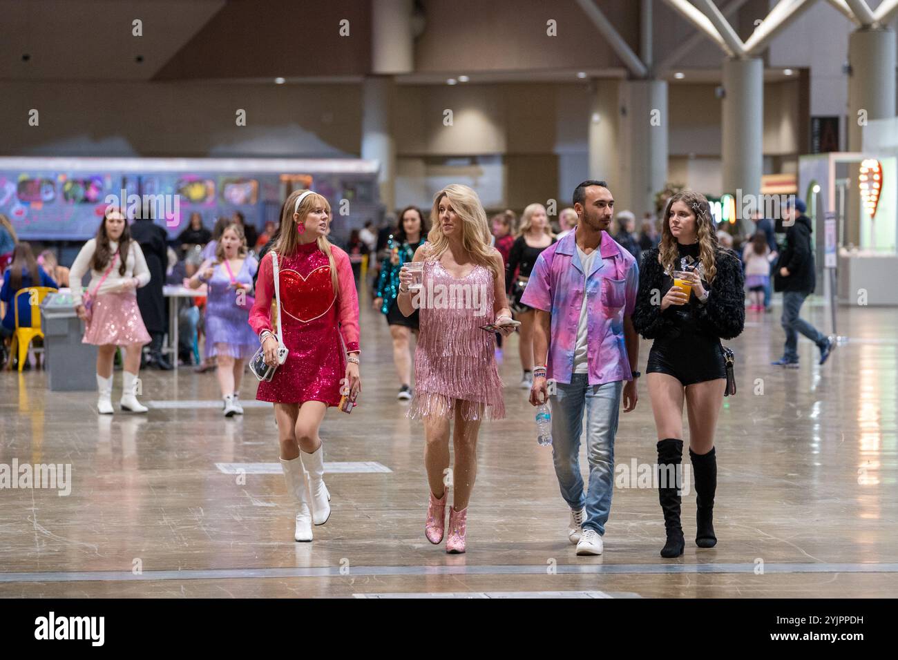 Toronto, Canada. 14 novembre 2024. Swifties se promenant au Talygate '24 au Metro Convention Centre. Taylgate '24 est une expérience de fans sur le thème de Taylor Swift à Toronto qui se tient en parallèle de ses six concerts à guichets fermés. L'événement propose des activités telles que chanter-alongs, DJ sets, et la fabrication de bracelets d'amitié, créant un centre de célébration pour les Swifties de tous âges? (Photo de Shawn Goldberg/SOPA images/SIPA USA) crédit : SIPA USA/Alamy Live News Banque D'Images