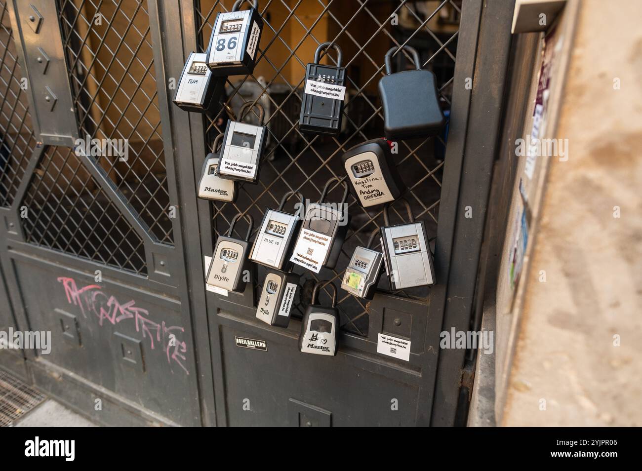 Cadenas avec clés pour appartements touristiques Airbnb dans le centre-ville de Budapest. Banque D'Images