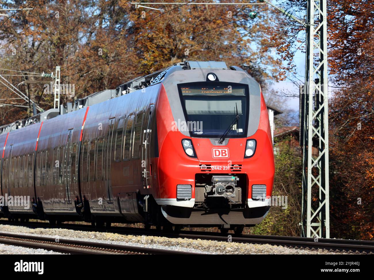 Hier der Blick auf die Werdenfelsbahn, Eisenbahn, Zug, der Strecke München-Garmisch-Partenkirchen, Triebwagen, Bombardier talent 2, Triebzug, Deutsche Bahn, DB auf Höhe Tutzing, Personentransport, Verspätung, öffentliche Verkehrsmittel *** ici la vue du Werdenfelsbahn, chemin de fer, train, la ligne Munich Garmisch Partenkirchen, wagon, Bombardier talent 2, unité multiple, Deutsche Bahn, dB à la hauteur de Tutzing, transport de passagers, retard, transports en commun Banque D'Images