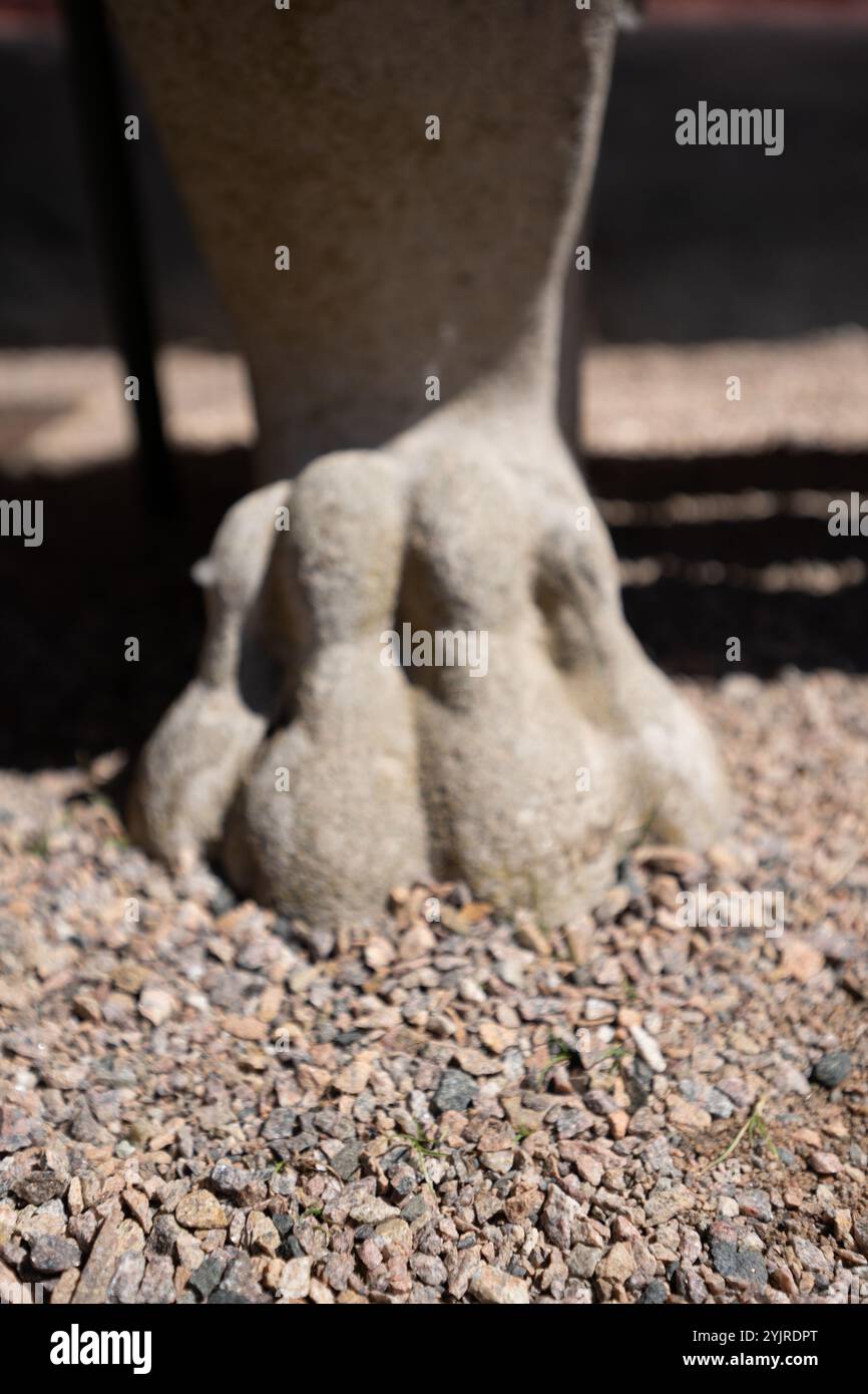 Landskrona, Suède - 10 juillet 2022 : pied de banc de pierre formé comme un pied de lion. Banque D'Images