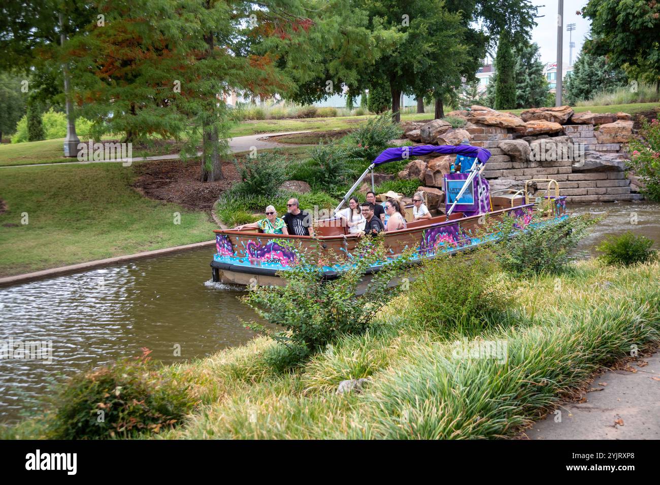 Oklahoma City, Oklahoma - les touristes prennent un bateau sur le canal Bricktown canal à Bricktown, un quartier touristique populaire. Banque D'Images