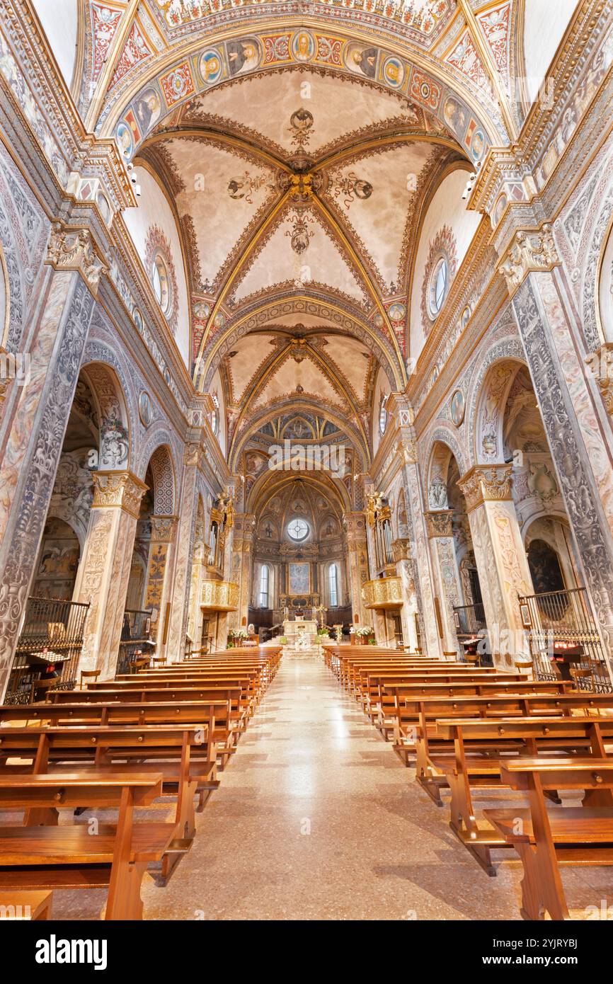 PAVIE, ITALIE - 9 SEPTEMBRE 2024 : la nef de l'église Basilica del Santissimo Salvatore. Banque D'Images