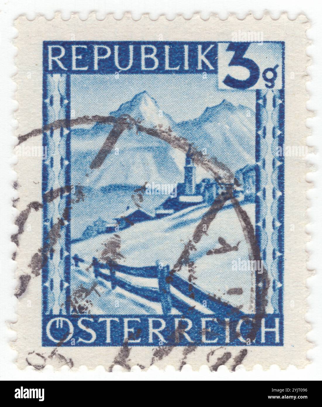 AUTRICHE - 1945 novembre 24 : 3 timbres-poste en saphir groschen Depising Lermoos, scène hivernale. Sites touristiques et lieux pittoresques en Autriche. Lermoos est une municipalité du district de Reutte dans l'État autrichien du Tyrol. Les mentions de Lermoos remontent à 1073, mais peuvent être plus anciennes en raison de la présence d'une ancienne voie romaine, la via Claudia. Il y a de bons transports en commun à Lermoos et des bus pour les skieurs qui courent autour des stations. Il y a aussi une gare (DB Regio) pour relier les grandes villes comme Garmisch Partenkirchen et Reutte Banque D'Images