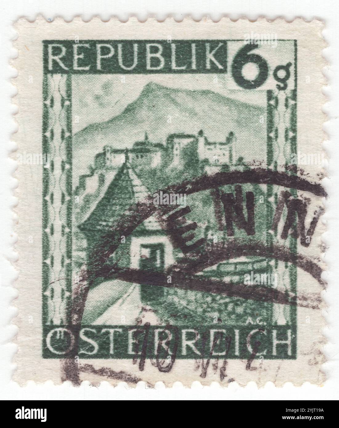 AUTRICHE - 1945 novembre 24 : 6 groschen vert ardoise foncé Depisting Hohen-salzbourg, province de Salzbourg. Sites touristiques et lieux pittoresques en Autriche. La forteresse de Hohensalzburg est une grande forteresse médiévale située dans la ville de Salzbourg, en Autriche. Il se trouve au sommet du Festungsberg à une altitude de 506 M. il a été érigé à la demande du prince-archevêque de Salzbourg. La forteresse mesure 250 m (820 pi) de long et 150 m (490 pi) de large, ce qui en fait l'un des plus grands châteaux médiévaux d'Europe Banque D'Images AUTRICHE - 1945 novembre 24 : 6 groschen vert ardoise foncé Depisting Hohen-salzbourg, province de Salzbourg. Sites touristiques et lieux pittoresques en Autriche. La forteresse de Hohensalzburg est une grande forteresse médiévale située dans la ville de Salzbourg, en Autriche. Il se trouve au sommet du Festungsberg à une altitude de 506 M. il a été érigé à la demande du prince-archevêque de Salzbourg. La forteresse mesure 250 m (820 pi) de long et 150 m (490 pi) de large, ce qui en fait l'un des plus grands châteaux médiévaux d'Europe Banque D'Images