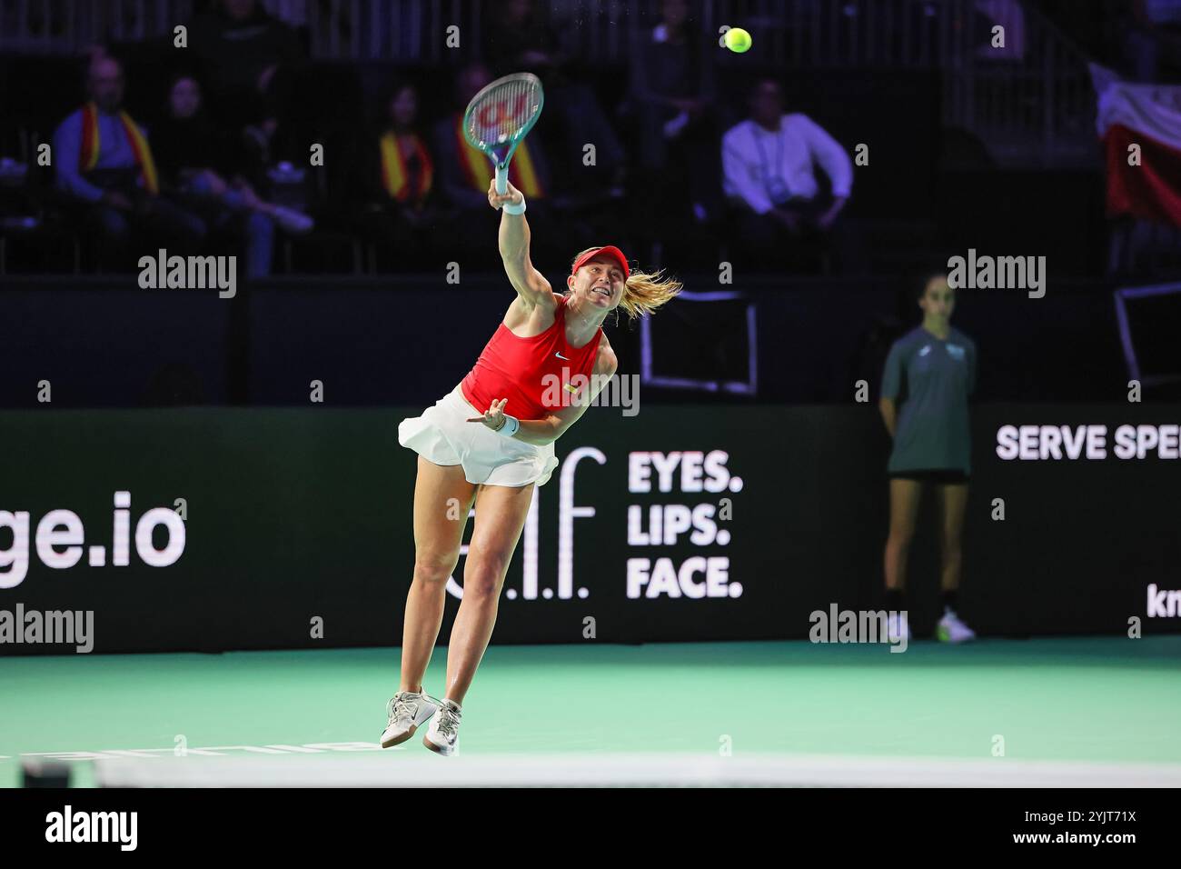 Malaga, Malaga, Espagne. 15 novembre 2024. Paula Badosa d'Espagne, sert dans son match contre IgA Swiatek de Pologne lors de la finale de la Coupe Billie Jean King 2024 - Tennis féminin (crédit image : © Mathias Schulz/ZUMA Press Wire) USAGE ÉDITORIAL SEULEMENT! Non destiné à UN USAGE commercial ! Banque D'Images